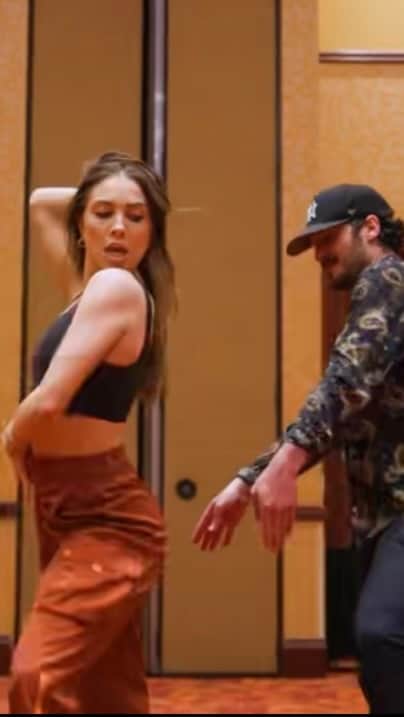 ジェナ・ジョンソンのインスタグラム：「Back at it dancin’ with my baby 💃🏻  Peep Rome in the back watching mommy and daddy dance for the first time 🥹  📹: @miguelwarton   @badbunnypr」