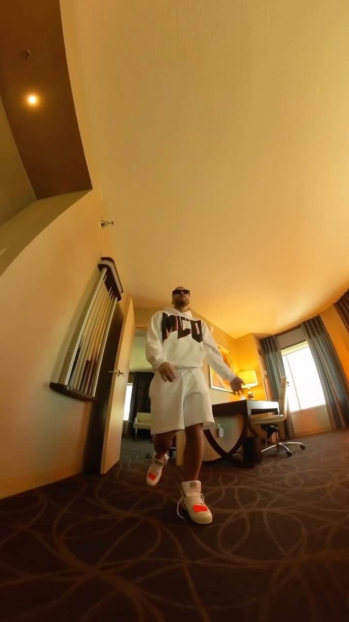 プリンス・ロイスのインスタグラム：「Aquí grabando un video musical en el hotel 😂 #MeEnRD ya afueraa 🇩🇴」