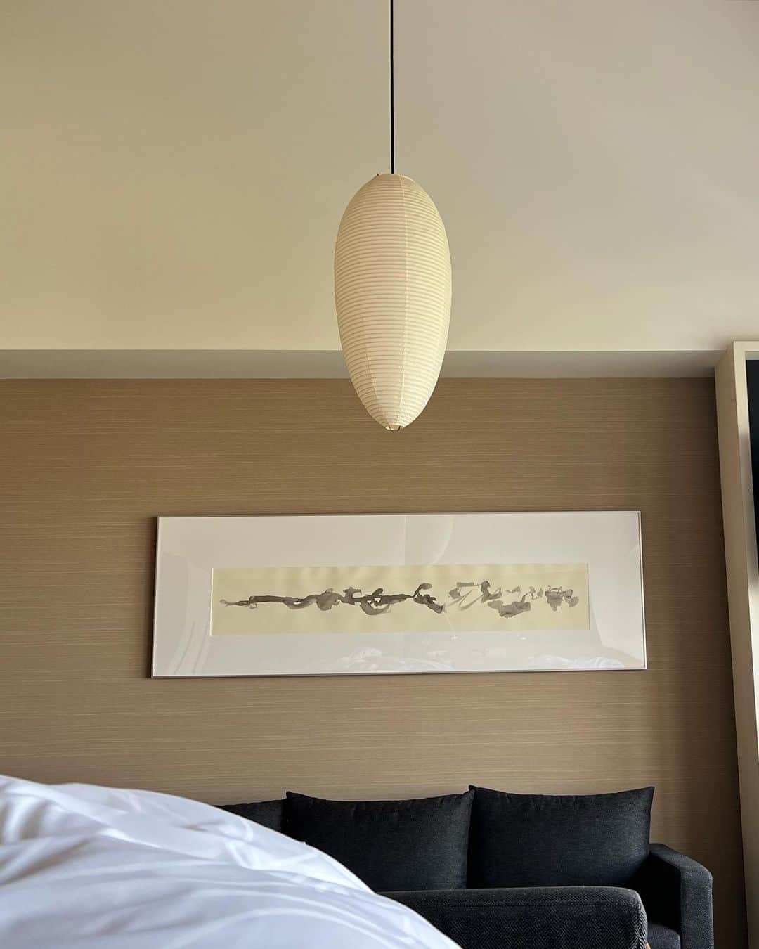 山崎江莉さんのインスタグラム写真 - (山崎江莉Instagram)「おはよう🌞  天井が高くて解放感のある部屋  ベットの位置が少し高くなってると、起きた時ちょっと贅沢に感じられるご褒美空間です  #ホテル  #香川ホテル」4月21日 7時59分 - o10913