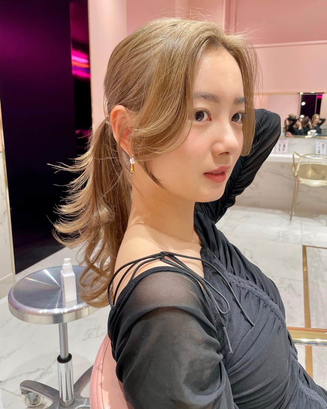 青山舞莉のインスタグラム：「blondeに戻りたい🥹  @sorato_minamikawa hair   #hair #blonde #ハイトーンカラー #ハイトーン #海外ヘア #韓国ヘア」