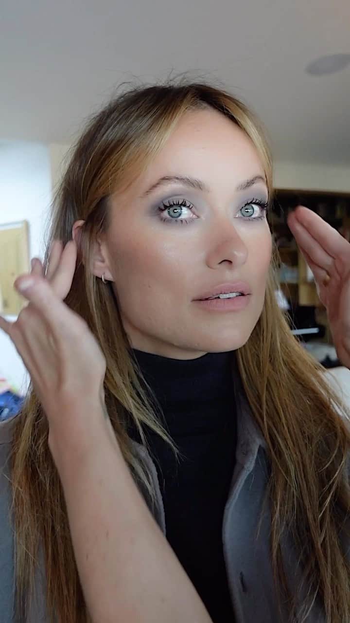 マラ・ロザックのインスタグラム：「🫦We’re talking about @rozhair oil- can you tell?👄 @oliviawilde looking like a goddess with a sleek blow out using Santa Lucia」
