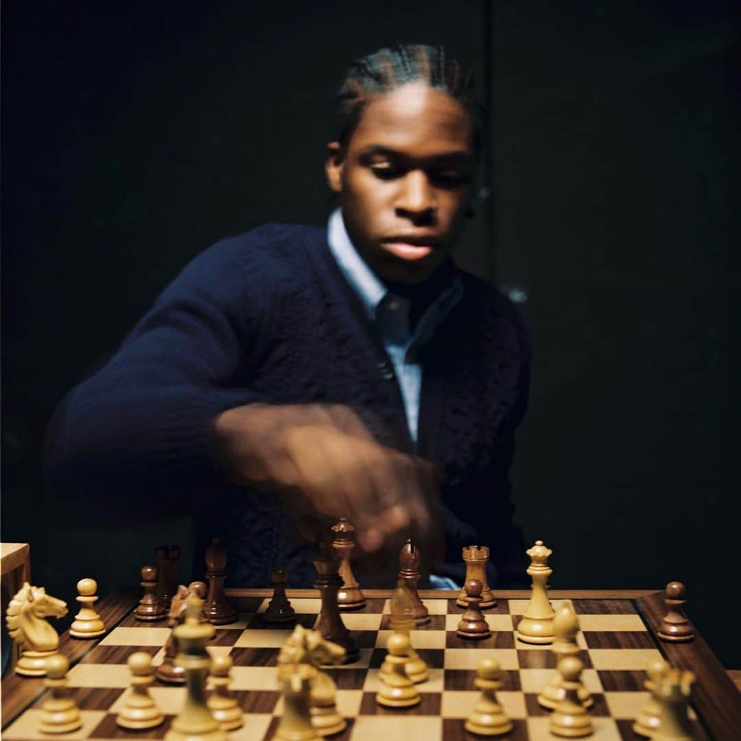 ダニエル・シーザーのインスタグラム：「My father taught me chess when I was a boy, and when quarantine came around it became the only thing that could help me combat the darkness. Fast forward a few years later and I have my own chess.com league.. Full circle.. I wish i could explain with words how much this means to me but since i cant just meet me on the board.」