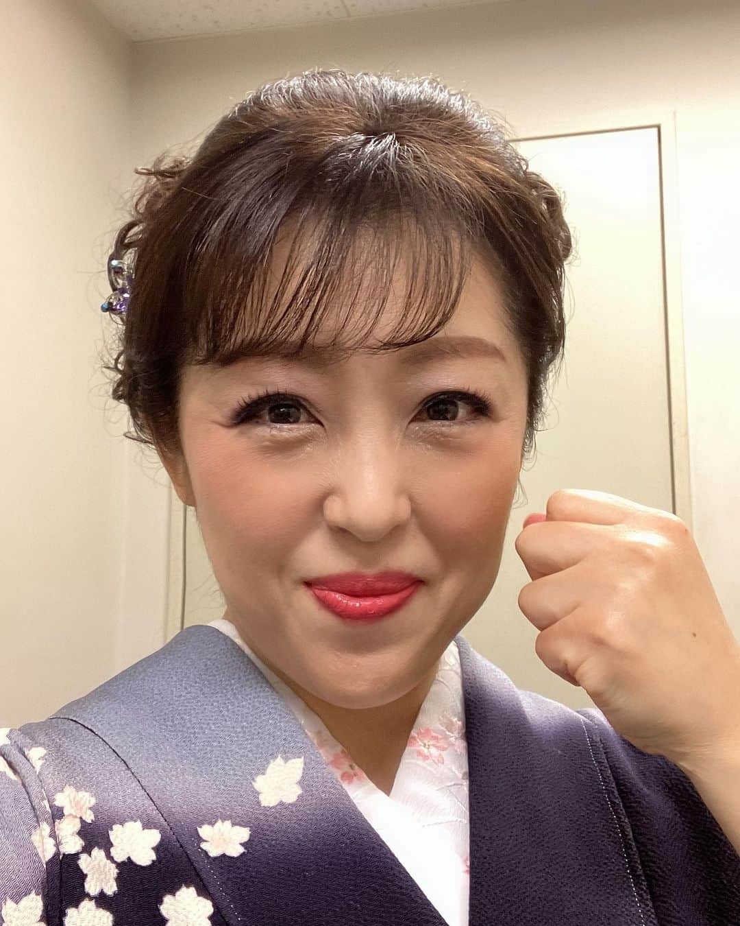 山口ひろみさんのインスタグラム写真 - (山口ひろみInstagram)「おはようございます😊  本日21日(金)16時30分〜#NHKBSプレミアム 「#新BS日本のうた 」の再放送があります📺  村上幸子さんの「不如帰」と、蒼彦太さんと「あなたまかせの夜だから」を歌わせていただいております🎤  ぜひご覧くださいね❣️  #山口ひろみ #哀愁港町 #再放送 #本日 #ぜひご覧くださいませ」4月21日 8時07分 - hiromiyamaguchi_official