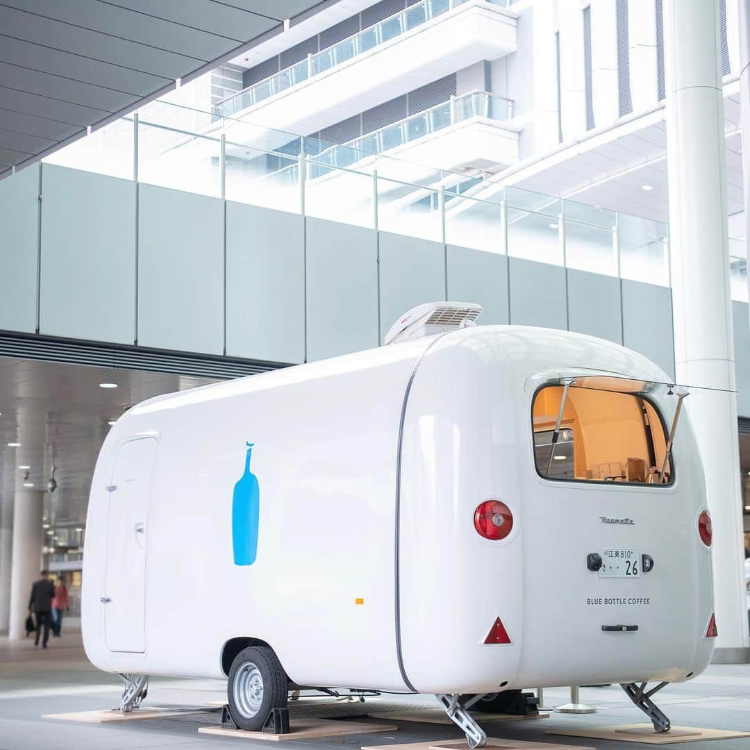 Blue Bottle Coffee Japanさんのインスタグラム写真 - (Blue Bottle Coffee JapanInstagram)「名古屋駅直結「JRゲートタワー」にて期間限定で営業している「コーヒートラック」と「ポップアップストア」は 4/27(木) までです！⁠ ⁠ こちらのコーヒートラックでは、ここでしかお召し上がりいただけないコーヒートラック限定ドリンク「ノラ オレンジブロッサム」や「アウトドア ブレンド」を使用したエスプレッソドリンクをご提供しています。 ⁠ ⁠ また一枚づつ焼き上げる「リエージュ ワッフル」など、コーヒーブレイクにぴったりなメニューをご用意し残りの営業期間もみなさまをお待ちしています💙⁠ ⁠ ⁠ 「ポップアップストア」では、名古屋エリア先行発売アイテムの他、ご自宅でのコーヒータイムを彩るアイテムやコーヒー関連グッズ、全国のブルーボトルコーヒーのカフェと同様に国内の自社焙煎所で焙煎したフレッシュなコーヒー豆もご用意しています。⁠ ⁠ お買い回りの合間やお近くにお越しの際は、ぜひお立ち寄りください！⁠ ⁠ ⁠ 【ブルーボトル コーヒートラック】⁠ 住所：名古屋市中村区名駅1-1-3　JRゲートタワー 1F イベントスペース⁠ 営業時間：10:00ｰ18:00⁠ 開催期間：2023年4月6日(木)〜2023年4月27日(木)⁠ ⁠ ＊悪天候の際など、営業日や時間が変更となる場合がございます。⁠ ＊コーヒートラックの最新情報は、ブルーボトルコーヒー 公式ツイッター (@ bluebottlejapan) にてお知らせしていきます。⁠ ⁠ ⁠ 【ブルーボトルコーヒー ポップアップストア JRゲートタワー】⁠ 住所：名古屋市中村区名駅1-1-3　JRゲートタワー 1F イベントスペース⁠ 営業時間：10:00ｰ18:00⁠ 開催期間：2023年4月12日(水)〜2023年4月27日(木)⁠ ⁠ ⁠ ⁠ #JRゲートタワー⁠ #ブルーボトルコーヒートラック⁠ #ブルーボトルコーヒーポップアップストア⁠ #ブルーボトルコーヒー⁠ #BlueBottleCoffeeTruck⁠ #BlueBottleCoffeePopUpStore⁠ #BlueBottleCoffee⁠」4月21日 8時10分 - bluebottlejapan