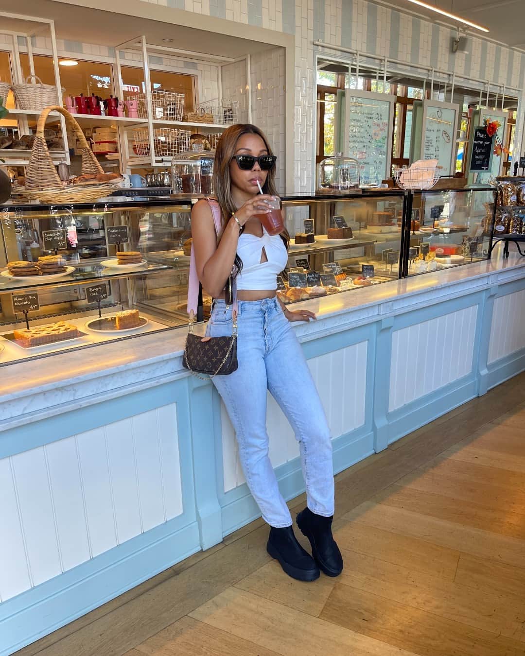 トムズシューズのインスタグラム：「We love seeing you in your TOMS 😍 You all wear them so well!! Tag us in your looks so we can re-share!   When you buy TOMS, you help fund access to mental health resources for the millions of people who need them.  Wear TOMS. WEAR GOOD.」