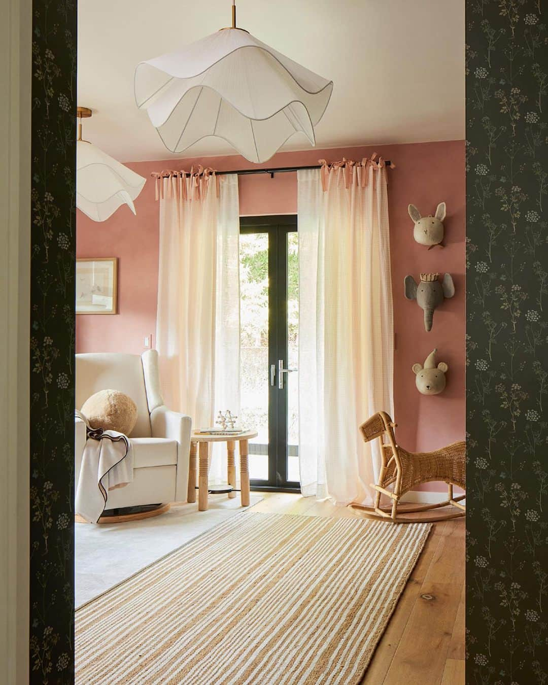 ジャスミン・トゥークスさんのインスタグラム写真 - (ジャスミン・トゥークスInstagram)「NURSERY REVEAL! @crateandkids helped turn a guest room into a soft, moody and modern baby room for @jastookes' new daughter.  “Even before Mia Victoria was born, I loved to sit in the reading nook and think of all the little memories we will have in this room."  Swipe for the full tour.」4月21日 8時12分 - crateandkids