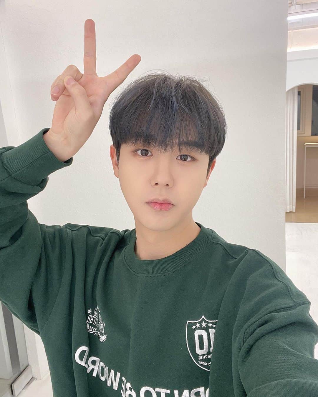 インジュン のインスタグラム：「브이브이브이브이✌️」