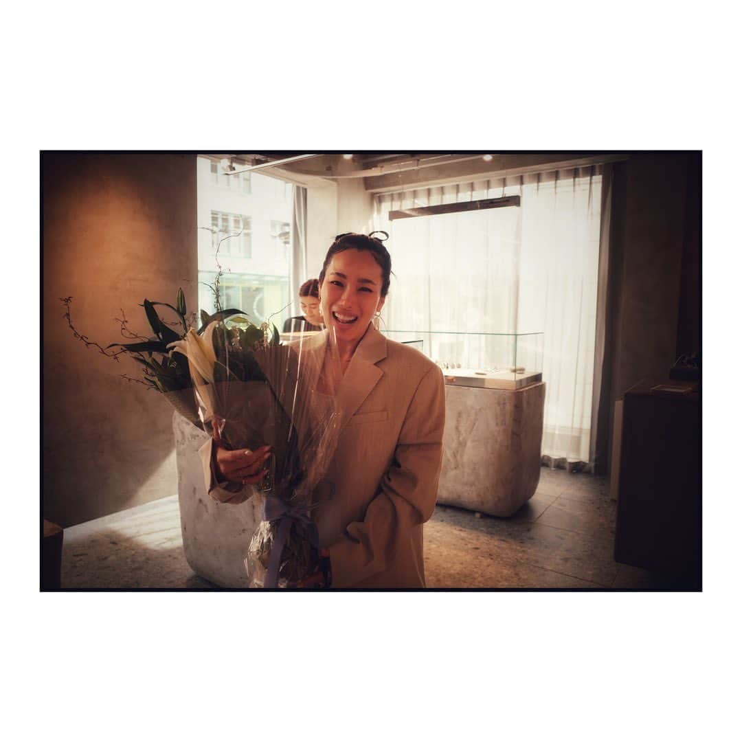 藤田敦子さんのインスタグラム写真 - (藤田敦子Instagram)「ㅤ @h__sakakiyama の個展が 素敵すぎて滞在時間がえらいことになりました。  以前から @m_iiicooo ちゃんがいつもあまりに素敵な ジュエリーをつけてるので、どこのか聞いたら ひーちゃんのところので。 そこから私もちょこちょことHPのぞいては ちまちま購入しておりました。  華奢なのに一癖あることでちゃんと存在感もあり K18がほとんどなので、金アレのわたしも 安心して外さずつけておける お守りみたいな存在になっております。  もう絶対ゲットする！というものが 決まってて臨んだ(笑)個展で 無事に6枚目のチョーカーをゲットしました。  首が太短いので、チョーカーは悩むんだが これだけは前々から欲しくて欲しくて、 何回もみこたんに相談して(ごめんねみこたん笑) ようやく意を決して購入。 大切に使う！絶対無くさない！ (前にじつは一つ無くして泣いたことあり)  漢字のチャームもそれぞれに サイズ違い文字違いでゲット👍  7枚目は、ひーちゃんにお似合いの凛と美しいお花。  個展でワインや日本酒をたくさん出してもらい 長居した我らはすっかり出来上がってしまいました🤣  みんなと行けてよかった💜 いつも仲間に入れてくれてありがとう✨」4月21日 8時25分 - blenda0305