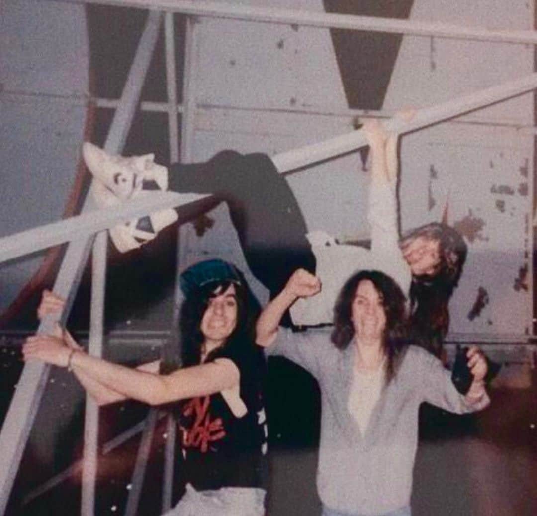 レイチェル・ボランさんのインスタグラム写真 - (レイチェル・ボランInstagram)「#tbt @snakesabo16 @scottihill and myself high atop the Biltmore in Providence, RI in 1989. We’re actually hanging on the sign. Swipe left to get a better perspective of what 3 drunken musicians do when left unattended. #1989 #fun #brothers」4月21日 8時24分 - officialrachelbolan