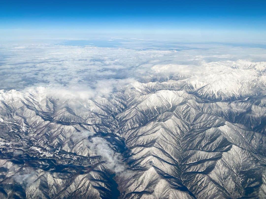 伊藤さつきのインスタグラム：「今日暑い、、 いつかの飛行機からの景色載せとこ⭕️ #mountains #山#飛行機」