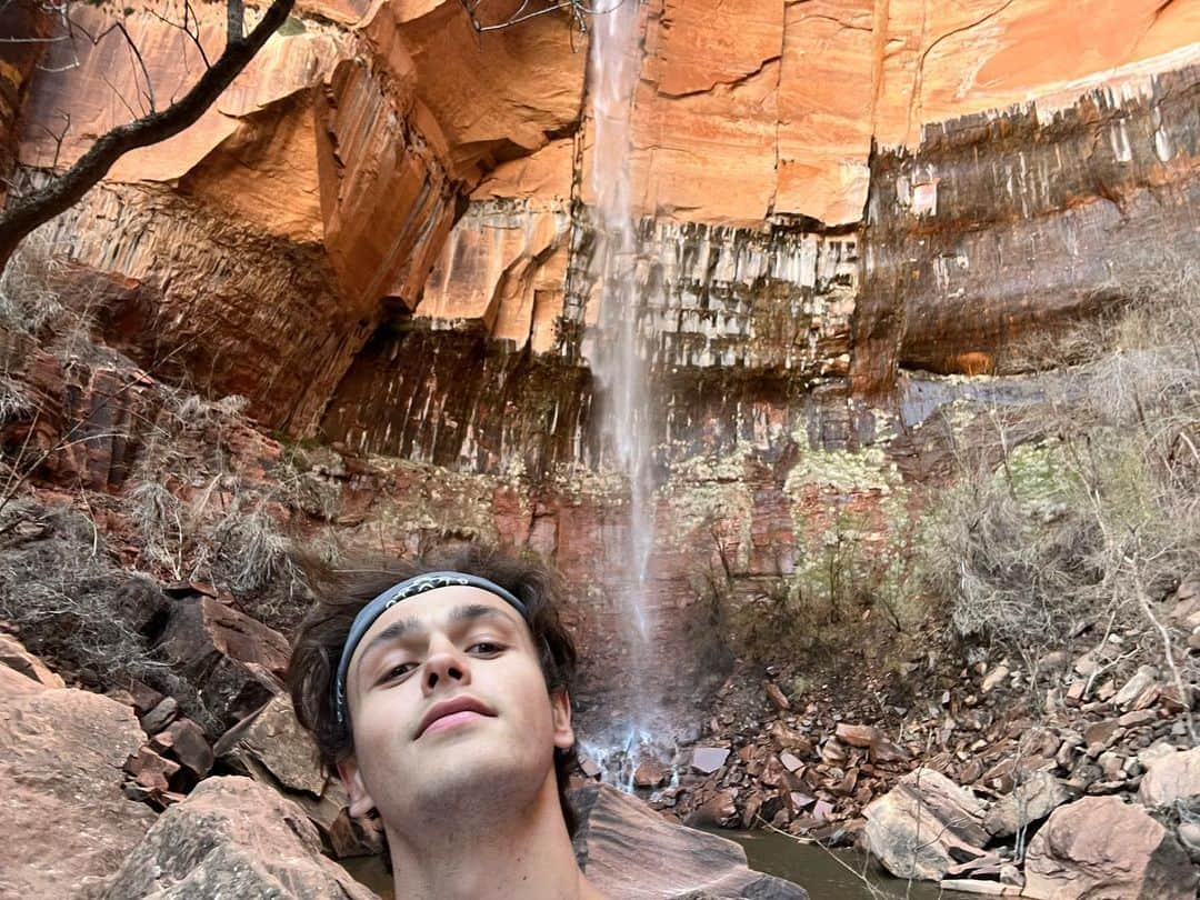 Jonahmaraisさんのインスタグラム写真 - (JonahmaraisInstagram)「decided to get in my car 2 days ago and just drive to zion national park to think about life, and boy oh boy… whenever you go into nature it has a way of rewarding you. 10/10 would recommend 🤍(also thx @melton for telling me to do this)」4月21日 8時35分 - jonahmarais