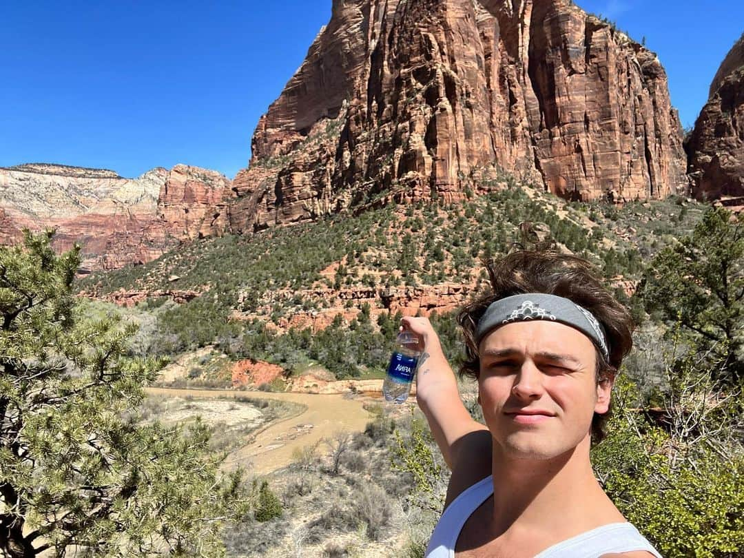 Jonahmaraisのインスタグラム：「decided to get in my car 2 days ago and just drive to zion national park to think about life, and boy oh boy… whenever you go into nature it has a way of rewarding you. 10/10 would recommend 🤍(also thx @melton for telling me to do this)」