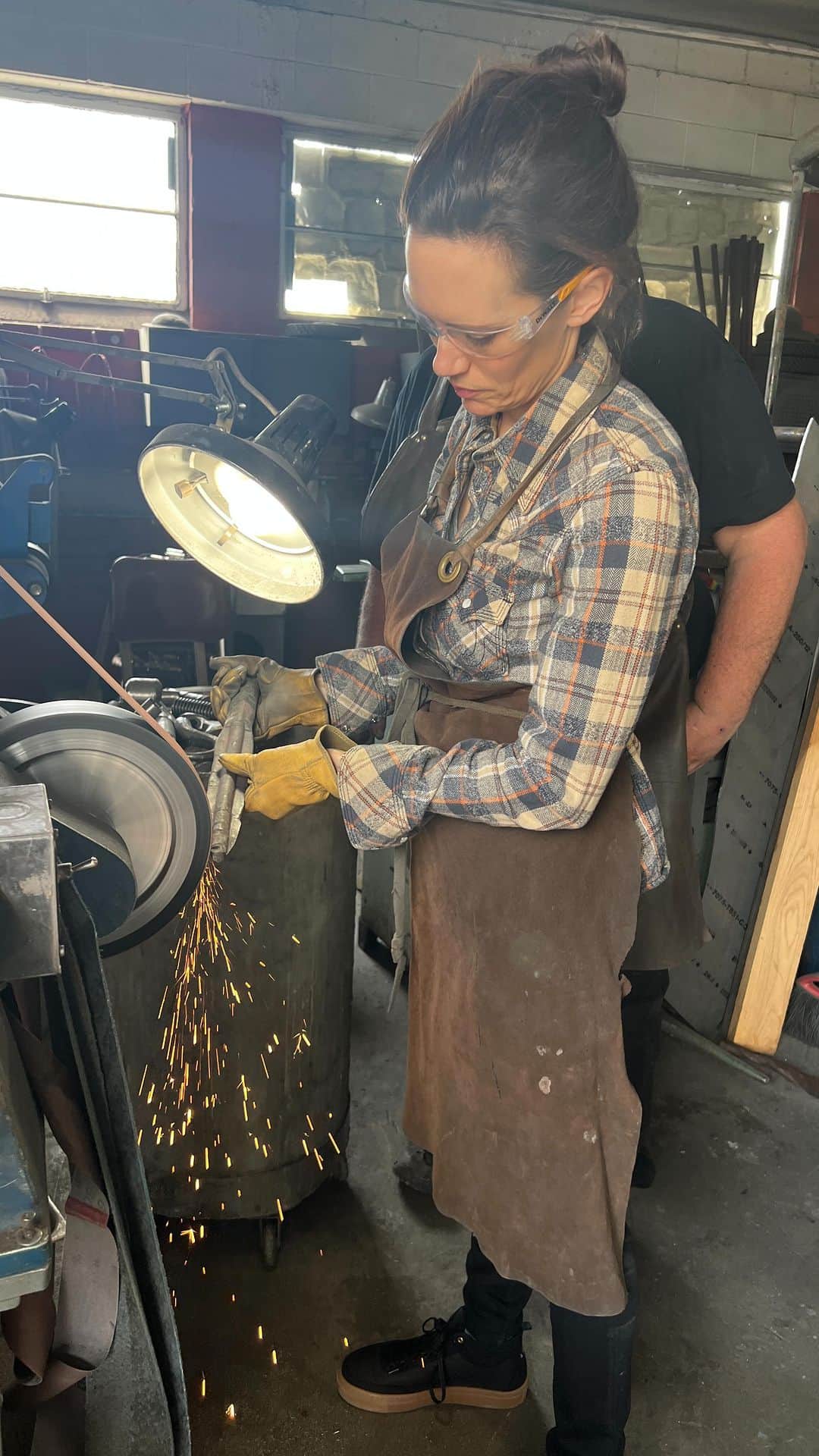 エミリー・スワローのインスタグラム：「I’ve been playing with fire to get ready for this weekend!  Join me as I hang out with @tony_swatton for a virtual meet and greet and show off some blacksmithing to raise money for @voicesagainstcancer!  Link in bio.  @bemoment.us   #thisistheway #armorerapproved #blacksmithing #meetandgreet #givekidsavoice #forthefoundlings」