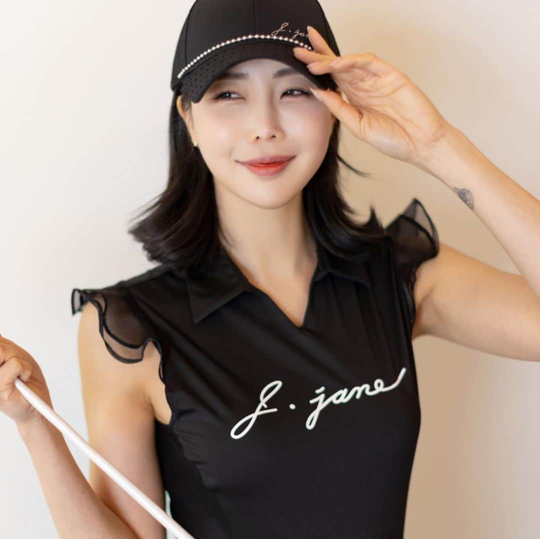 J.JANE JAPANさんのインスタグラム写真 - (J.JANE JAPANInstagram)「パールラインがアクセントに なったメッシュキャップ🖤  これから真夏にかけて 頭皮焼けが気になる季節なので 可愛く日焼け対策するならキャップコーデもおすすめです✨  ✼••┈┈┈┈••✼••┈┈┈┈••✼  Pearl Mesh ball cap (Black) ¥11,000  【商品説明】  パールラインがアクセントになったキャップ。  私服と合わせてもゴルフウェアでも上品なコーディネートがお楽しみいただけます。  鍔の部分にはドットのデザインが入っており 細かい部分までディティールにこだわった商品です。  【商品紹介】  商品番号:J164CAP03BK -Color :White/Black(2color) -size:Free  高さ：12 鍔の長さ：7 最大周囲：53-63  ✼••┈┈┈┈••✼••┈┈┈┈••✼  🇯🇵 https://www.j-jane.jp/  ⋱⋰ ⋱⋰ ⋱⋰ ⋱⋰ ⋱⋰ ⋱⋰ ⋱⋰  #韓国ゴルフウェア#ゴルフウェア#ゴルフウェアレディース #可愛いゴルフウェア#j_jane#ゴルフウェアセレクトショップ #人気ゴルフウェア #ゴルフ女子#ゴルフ女子コーデ」4月21日 8時43分 - j.jane_japan