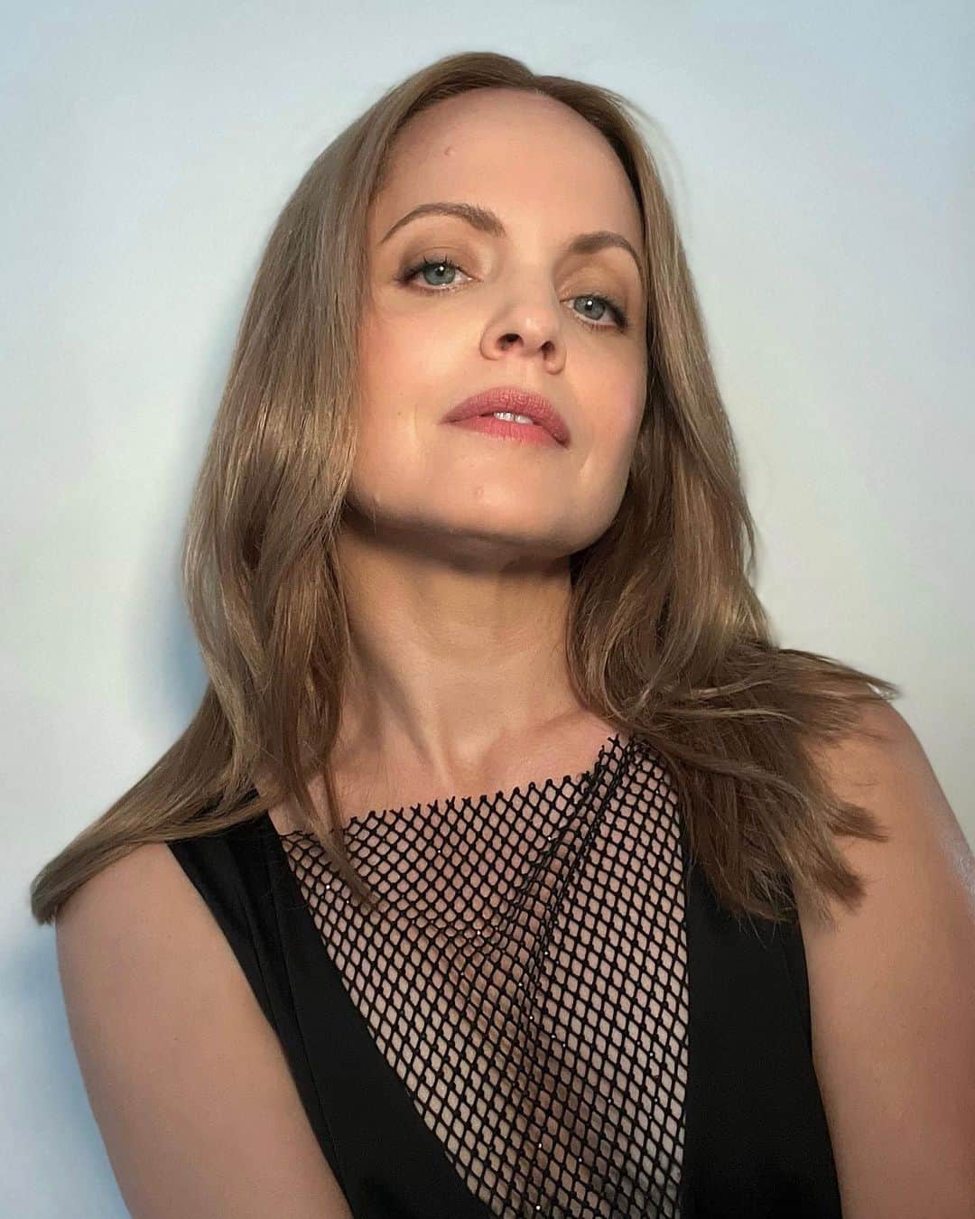 ミーナ・スヴァーリのインスタグラム：「Thank you  @nolasinger  @robertti  @frankiepaynehair  for taking the time for this morning to promote #RZRSeries for @officialgalafilm  #ComingSoon 👌🏼✨ I love and appreciate you🖤✨  #GlamFam #FilmFam」