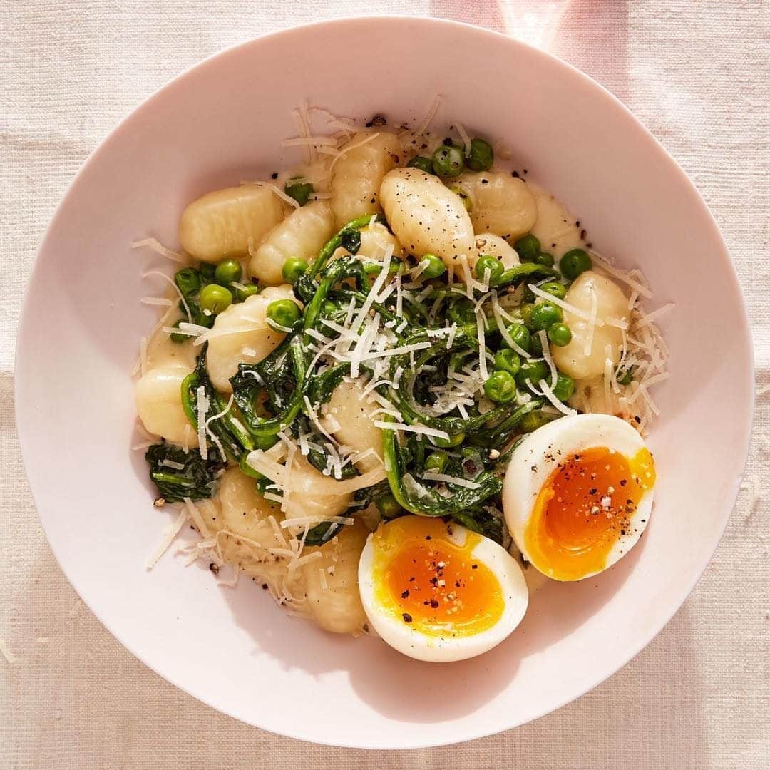 マーサ・スチュワートさんのインスタグラム写真 - (マーサ・スチュワートInstagram)「Fresh peas and arugula are quick-cooked in the same pot as the gnocchi in this delicious weeknight dish. A touch of cream and Parmesan creates a rich sauce, while jammy soft-cooked eggs serve as the perfect finishing touch. Get the recipe in the link in our bio. 📷: @ren_fuller」4月21日 9時10分 - marthastewart