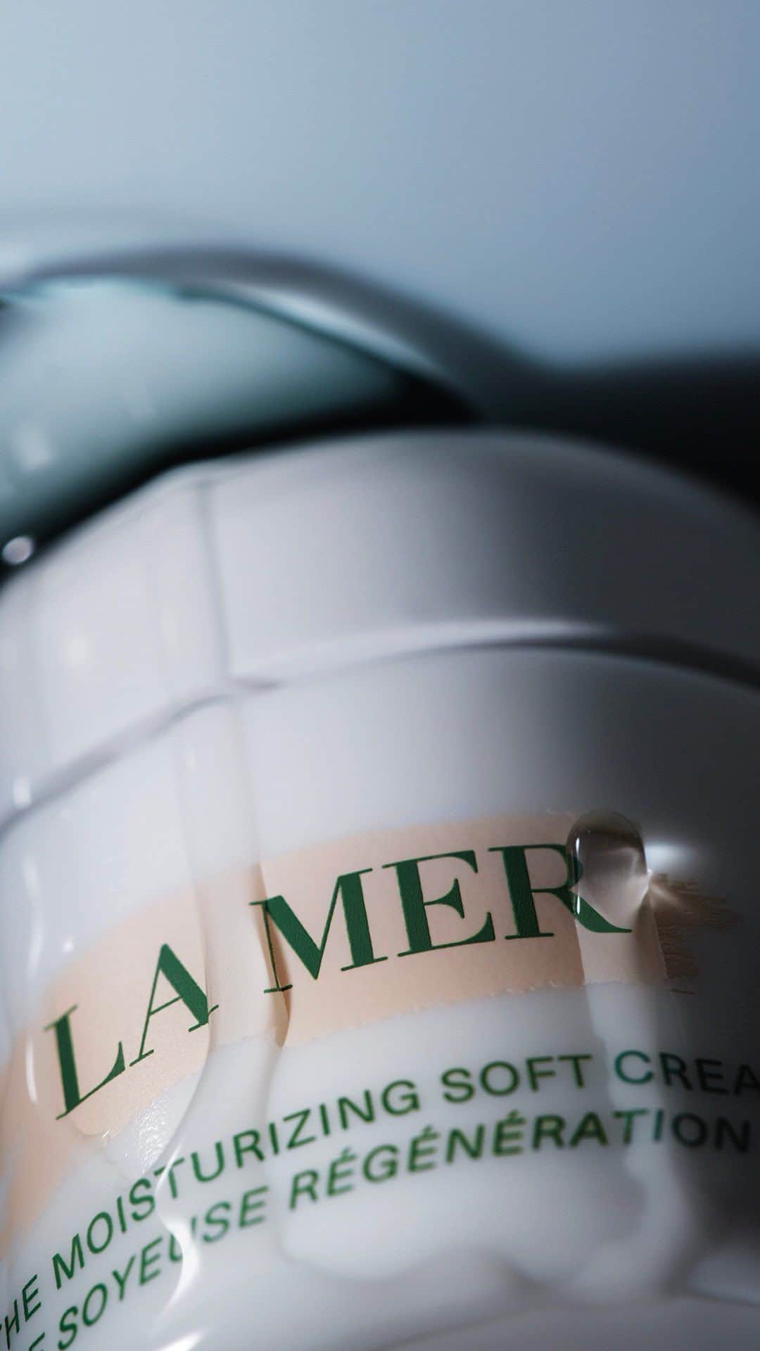 ドゥラメールのインスタグラム：「Hear that? It’s the sound of you stepping up your skincare.   We cherish our exceptional craft, and The Moisturizing Soft Cream is no exception. This rejuvenating moisturizer delivers deep renewal through multi-sized Moisturizing Spheres – tiny yet mighty, these emollient wonders embody the dedication and intention we place into every La Mer.   Discover what makes The Moisturizing Soft Cream a must for your regimen. Shop now by tapping the link in our bio. #lamer #lamerskincare #lamersoftcream」