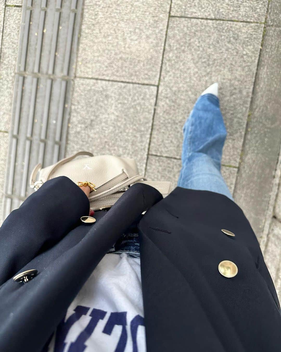 悠衣さんのインスタグラム写真 - (悠衣Instagram)「最近お気に入りのバッグ 軽くて大きさもちょうど良くて 手に取る回数が1番多い🤍🤍  セレクトショップとかで置いている事が多いので色んなお店でチェックはしていたのだけど 銀座店は刺繍を入れてもらえるから 私は銀座店で買うって決めてたんだ🤍 @giannichiarini_jp 　#giannichiarini」4月21日 9時05分 - yu1_1987