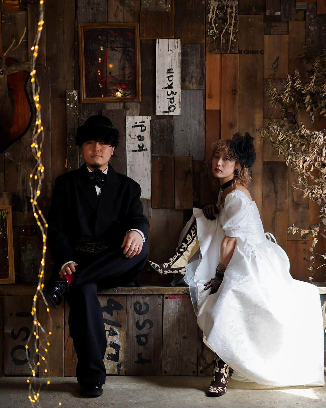 おざきせりなさんのインスタグラム写真 - (おざきせりなInstagram)「. Wedding photo 🎩  常滑でたまたま出会ったカフェに 写真館も有りました☕︎ 世界観がドンピシャだったので 速攻で予約してきたよ！  レトロでシックなBlack×White チューリップみたいな 胸元のデザインに一目惚れ𖠚໊ そんな私のドレスを見て、 俺チャップリンやりたいっ！と ひらめいてくれた旦那さん𓆸𓇡𓇢  いい案でした！ デコルテに映えるベロアのチョーカーは、 ママからのおさがりで私の宝物。 ビンテージのブーツと合わせて ちょっとロックにしたよ！𓅷  理想的な空間にたまたま 出会うことができたので はっちゃけて撮影できました◎ ありがとうございます☁️🫧  styling @wa_wawawah  hairmake @wa_wawawah  spot @6choumenosikasyasinkan   . #ウェディングフォト #ウェディングdiy #フォトウェディング #常滑カフェ #写真館 #スタイリングフォト #セルフプロデュース」4月21日 9時07分 - wa_wawawah