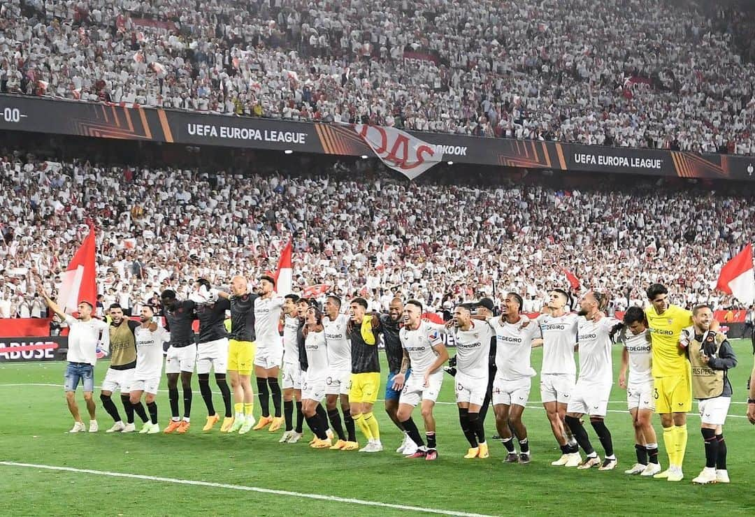 アレックス・ニコラオ・テレスのインスタグラム：「¡Hermosa noche!  estamos en la siguiente fase.  Felicidades a todos y muchas gracias afición 🤩🙌🏽🙏🏽 Vamos juntos hasta el final 🤞🏾 @sevillafc」