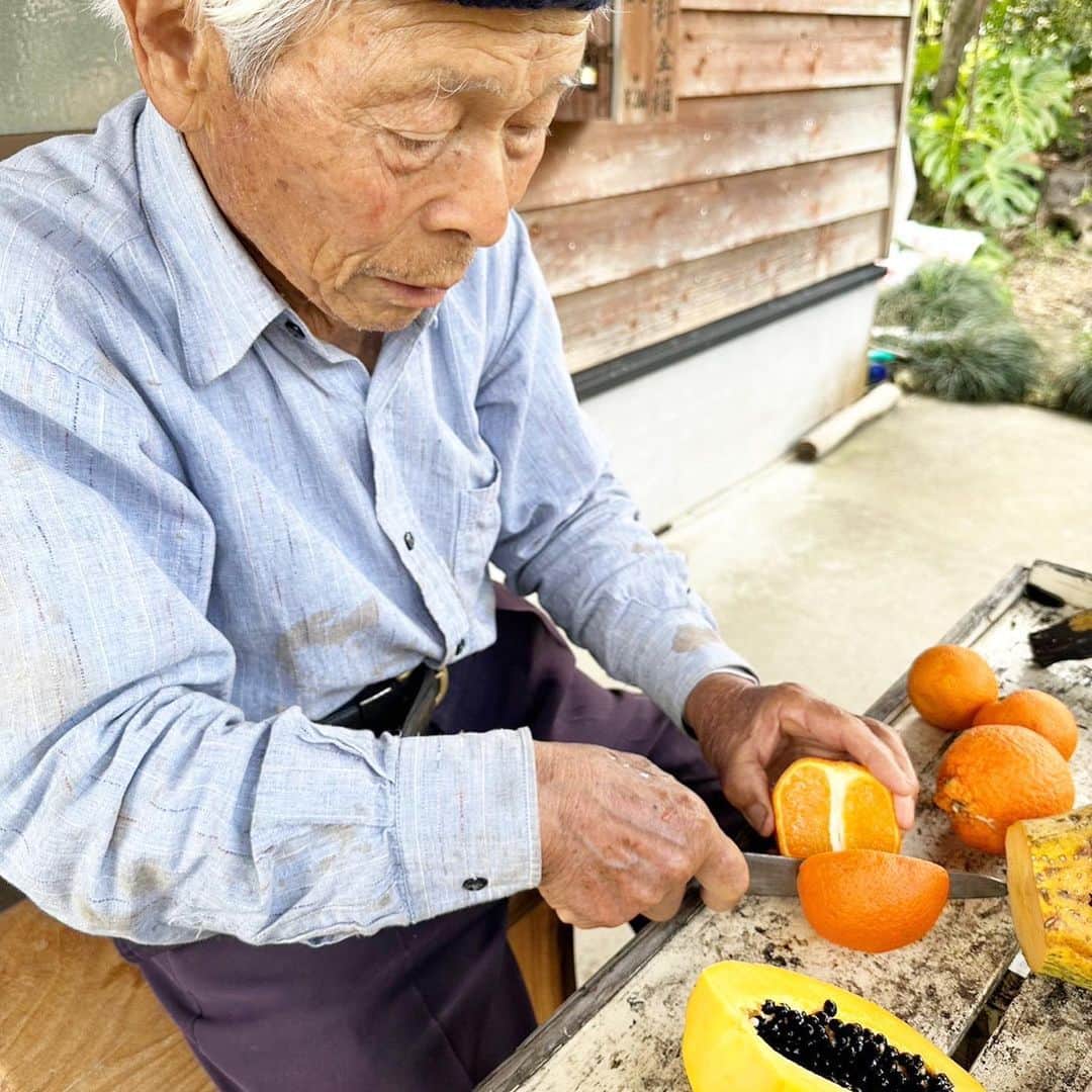 外村久美子さんのインスタグラム写真 - (外村久美子Instagram)「・ ファームパラダイス　中村馨さん Agroforestyの先駆者🌳 フルーツ沢山食べさせてくれた🥭🍌  73歳からひとりで機械もなしで、土地を耕し３年でオーガニックなフードフォレストを実現🌳 お豆腐やさんのオススメでふらっと寄った畑は、世界中で有名なスーパーおじいちゃんでした👴🏼 86歳現役バリバリ✨ オシャレ帽子もかっちょいー👏👏  #屋久島 #屋久島ファームパラダイス #yakushima #世界遺産」4月21日 9時15分 - kummy153