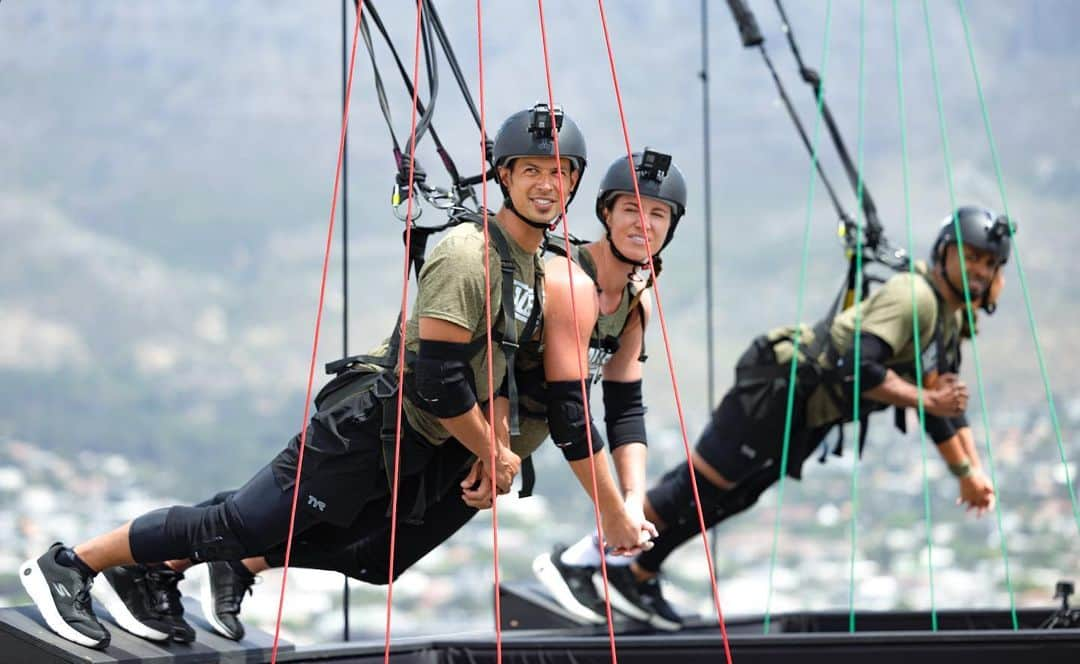 エミリー・シーボームのインスタグラム：「Double check your harnesses! Heights and Trivia here we go! 21 stories up and the best views of Capetown’s sacred table mountain. I’m addicted to the adrenalin and fierce competition on @thechallenge on @paramountplus!  Introducing my brain to new and unusual situations actually helps me develop the skills to control and conquer my fears and physiology in amazing ways.   On these high-flying, fear inducing challenges I focus on my breath. My attention goes inward like I’m the captain of some pulsing organic spaceship, steering emotions and energies with my attention and focus.   While our bodies are mostly on ‘autopilot’ during our lives, it feels amazing to try to focus inward, grab the reins and ride, as I listen and learn in an attempt to master my mind.   Get it right and you will feel invincible.   #heights #mindovermatter #faceyourfears #adrenaline #adrenalinejunkie #challengeworldchamp」