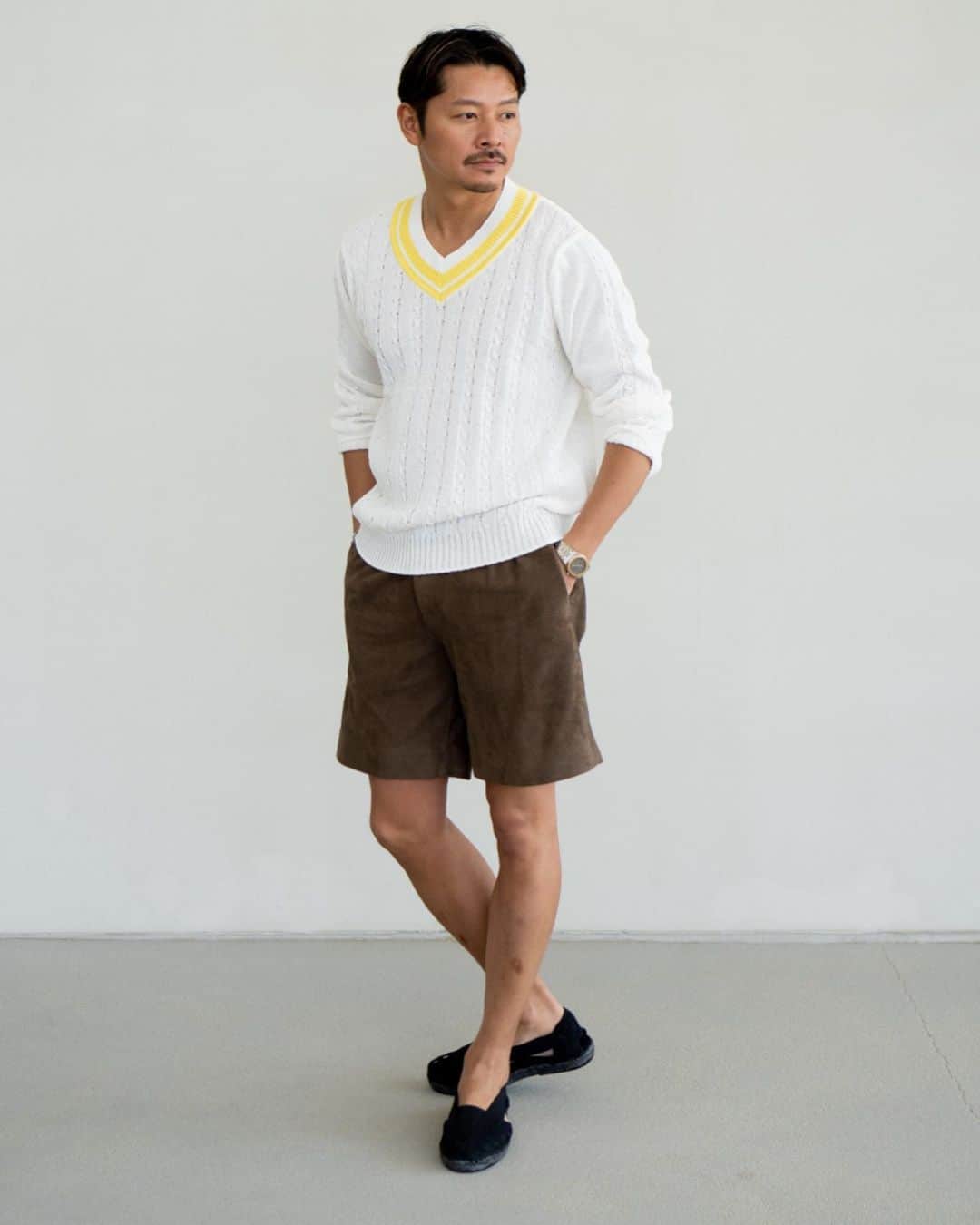 高田朋佳のインスタグラム：「Avancer 23ss collection. 僕がディレクションをさせて頂いているEDIFICEさんのプライベートブランド “Avancer” 3シーズン目の今回はマントンというフランスとイタリアの国境付近にあるリゾートをイメージに商品企画から色や素材使い、スタイリングまでを組んでいきました。 ヨーロッパリゾートをフレンチな視点で落とし込むことでAvancer流のコンチネンタルなリゾートスタイルを目指しました。 日本製に拘り、素材も別注して一から作ったものばかり。さらに今回は複数のブランドにAvancerならではの別注をしてその世界観を広げています。 4/22(土)にEDIFICE各店にてローンチされますので、是非ご覧頂けると嬉しいです。  #avancer #avancer2023ss #edifice」