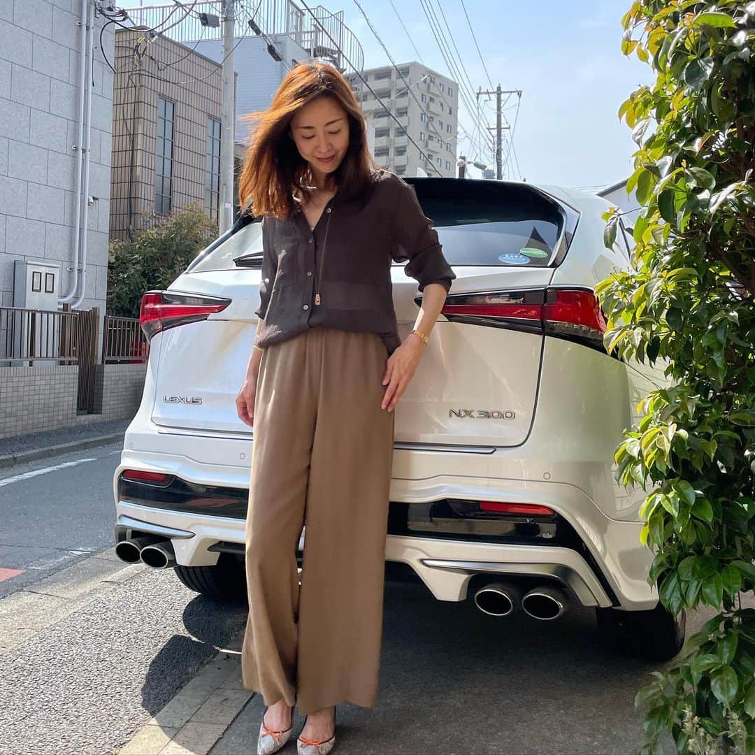 のインスタグラム：「暑くてシースルー登場👍 このシャツもう10年くらい前のもの👚 購入した頃より最近の方が良く着てる😅 #コーデ#ファッション#シースルーシャツ#theoryluxe #deuxiemeclasse #wisteriafujiwara #cartier #アラフォーコーデ#アラフィフコーデ」