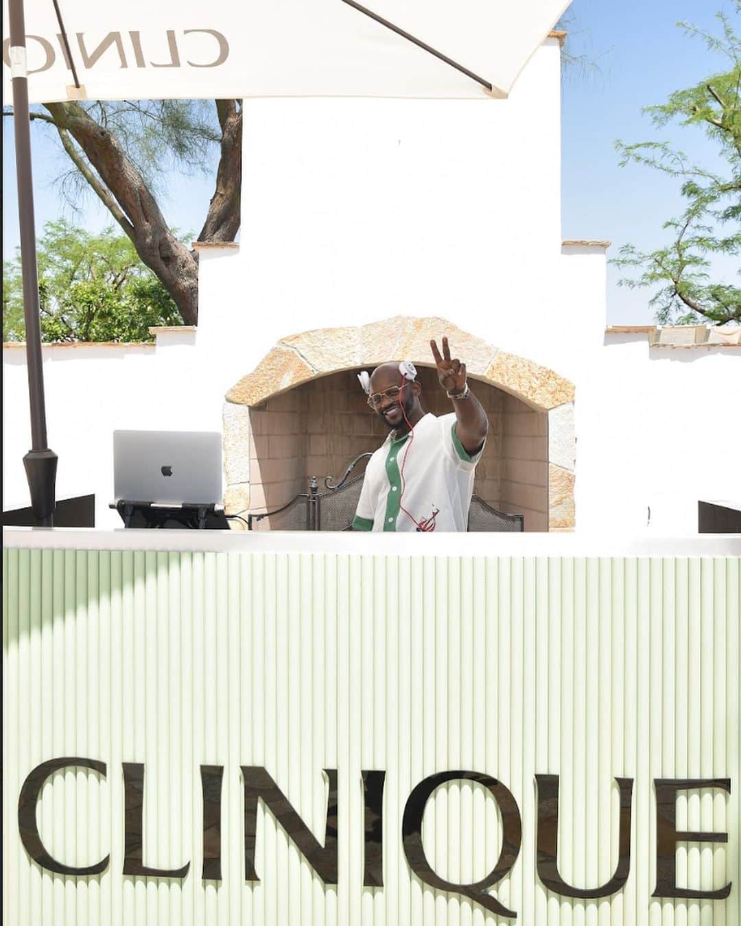 テイラー・ジェームスのインスタグラム：「#CliniquePartner Had a blast DJing at the @clinique Hydration House this weekend! #CliniqueGlowUp」