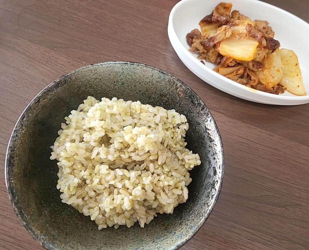 のインスタグラム：「昨日は、宝塚受験クラスレッスンでした～😆💕✨  夢中になりすぎて写真撮り忘れました😅💦  昨日はバレエと声楽～🎵😍🎵  昨日のバレエのレッスンは！！！ 自分で言うのもおかしいのですが😅💦💦  メチャクチャ良いレッスンだったと思います～😆💕✨  19年近く教えるお仕事をさせて頂いているのですが、その中でも、もしかしたら1番のレッスンだったかも～🎵😍🎵と思うようなレッスンでした～🥰❣️  生徒達はどの様に感じたかわからないけれど🤣(笑) そして、派手なことは一つもしていないのに汗だく～😉💕 そしてそしてぜ〰️〰️ったいに実りあるレッスンだったと思います～😆💕✨(また自分で言った😂😂😂)  なかなか無いことなので嬉しかったです😆🎶  また昨日のようなレッスンを月１でもやりたいなと思います😉💕💕  青玄米✨炊いてみました～🥰 テレビで言っていた通り、玄米だけどボソボソした感じではなく、プチプチした感じでした✨ 私は結構好きかも～😆💕✨ しっかりと噛んで食べれますしね～😉🎶  また今日も食べよ～🎵😍🎵  オーディションのお申し込み❣️ 花の道バレエスクールの体験・見学・お申し込み❣️もお待ちしております～😆💕✨  https://hananomichi.amebaownd.com/pages/3748663/page_202004141432  #宝塚 #宝塚歌劇団 #宝塚音楽学校 #宝塚受験 #宝塚受験生 #東京宝塚受験スクール #花の道バレエスクール #押上 #SORAスタジオ #青玄米 #食物繊維 #健康 #オーディション」