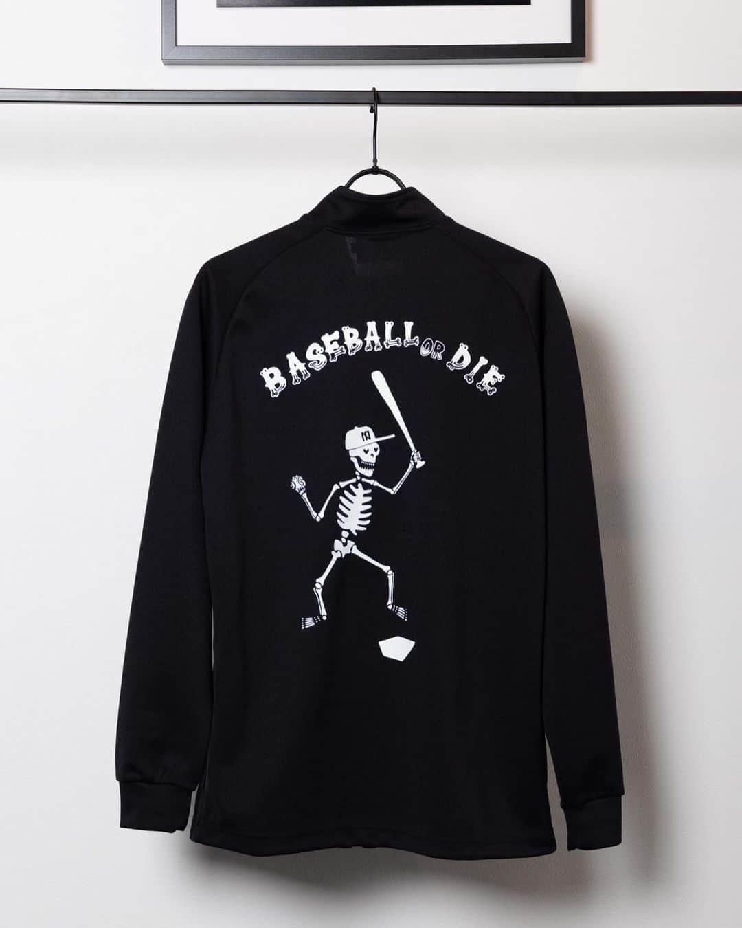 英智さんのインスタグラム写真 - (英智Instagram)「『BASE BALL OR DIE』×『NEXTTHING』湊川さんのブランドを10周年記念してデザインさせてもらいました。  コンセプトとして、、、  『どう考えても私の人生において野球に打って変わる様な本気でのめり込めるものなんて存在しない！ずっと野球に触れていたい！それがないなら死んでるに等しい！』  そんな思いでデザインしました。  『BASE BALL OR DIE』  POP UP Shop 先行受注会 4/22（Sat）,23（Sun）11:00〜18:30 場所:NEXTTHING」4月21日 9時35分 - hidenorikuramoto
