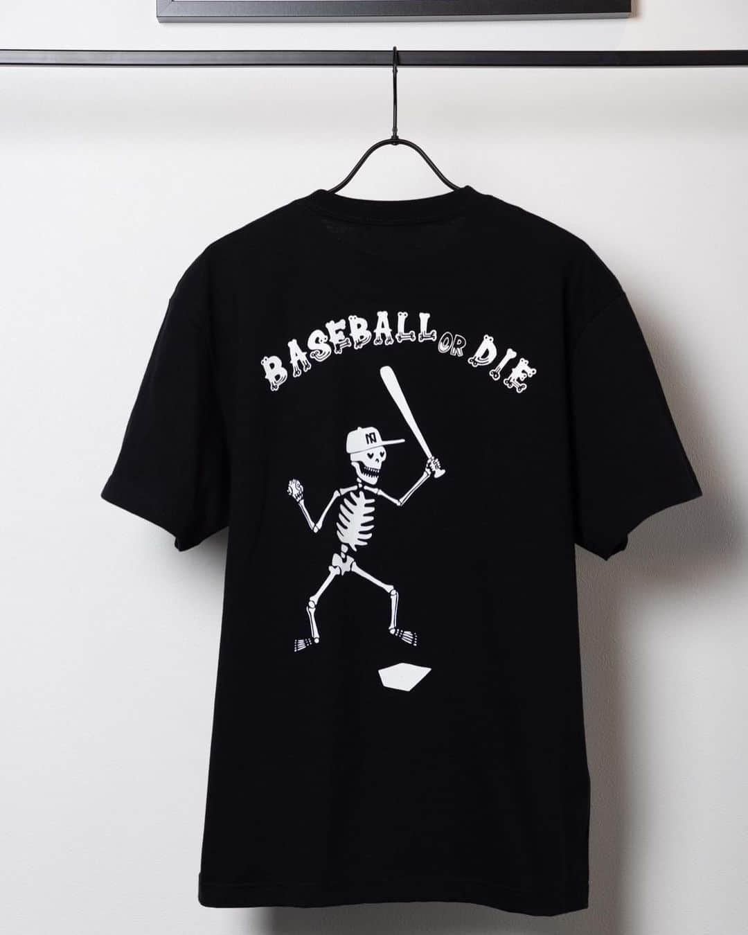 英智さんのインスタグラム写真 - (英智Instagram)「『BASE BALL OR DIE』×『NEXTTHING』湊川さんのブランドを10周年記念してデザインさせてもらいました。  コンセプトとして、、、  『どう考えても私の人生において野球に打って変わる様な本気でのめり込めるものなんて存在しない！ずっと野球に触れていたい！それがないなら死んでるに等しい！』  そんな思いでデザインしました。  『BASE BALL OR DIE』  POP UP Shop 先行受注会 4/22（Sat）,23（Sun）11:00〜18:30 場所:NEXTTHING」4月21日 9時35分 - hidenorikuramoto