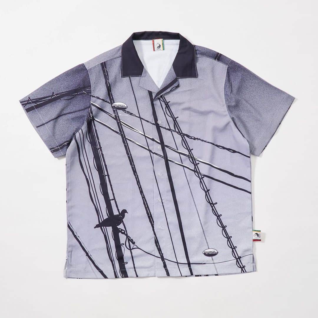 Dickies_projpさんのインスタグラム写真 - (Dickies_projpInstagram)「⚫︎  BACANCES 2023 SS Apr delivery.  BC JOJI ALOHA SHIRTS PIGEON  Comming 4/25.  ロマンチック写真家のJoji Shimamotoとのコラボアロハシャツ。  テロテロとしたチンピラ風な生地のシャツにJoji Shimamotoのモノクロ写真が映える1着となっております。    -Joji Shimamoto 嶋本 丈士 BIO- @jojishimamoto   Photographer / Creative Director   2007年 ACADEMY OF ART UNIVERSITY, SAN FRANCISCO, CA 写真科卒業。  在米中に数々の写真展を企画開催する。  2008年 帰国後、新宿のTHE ART COMPLEX CENTER OF TOKYOで大規模な写真展を開催。  STUDIO VOICE別冊 「日本の100人の写真家」 に選出される。  BASEMENT GINZAでの個展、ニューヨークでのNEW CITY ART FAIRメインイメージ写真を担当。  2014年 麹町にてビル 一棟をアートイベントとして使用した #BCTION を主催。約2週間の開催期間で来場者1万3千人を記録。  2018年 渋谷MAGNET BY SHIBUYA109(元109メンズ館)内のミューラルをプロデュース。  Joji Shimamotoの作品はその場の匂いや、音、湿気までも感じさせ、前後のストーリーが映画のように脳内にて想像できる。観る者の感性が呼び覚まされる、希有なフォトグラファーである。     #bacances #bacances_jp #bacances_allinclusive  #jojishimamoto」4月21日 9時30分 - bacances