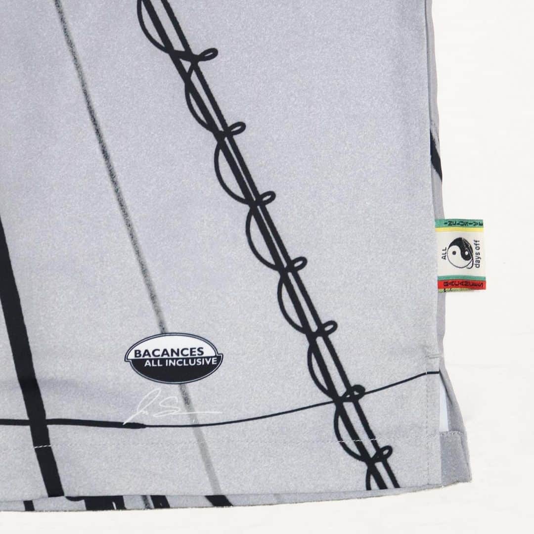 Dickies_projpさんのインスタグラム写真 - (Dickies_projpInstagram)「⚫︎  BACANCES 2023 SS Apr delivery.  BC JOJI ALOHA SHIRTS PIGEON  Comming 4/25.  ロマンチック写真家のJoji Shimamotoとのコラボアロハシャツ。  テロテロとしたチンピラ風な生地のシャツにJoji Shimamotoのモノクロ写真が映える1着となっております。    -Joji Shimamoto 嶋本 丈士 BIO- @jojishimamoto   Photographer / Creative Director   2007年 ACADEMY OF ART UNIVERSITY, SAN FRANCISCO, CA 写真科卒業。  在米中に数々の写真展を企画開催する。  2008年 帰国後、新宿のTHE ART COMPLEX CENTER OF TOKYOで大規模な写真展を開催。  STUDIO VOICE別冊 「日本の100人の写真家」 に選出される。  BASEMENT GINZAでの個展、ニューヨークでのNEW CITY ART FAIRメインイメージ写真を担当。  2014年 麹町にてビル 一棟をアートイベントとして使用した #BCTION を主催。約2週間の開催期間で来場者1万3千人を記録。  2018年 渋谷MAGNET BY SHIBUYA109(元109メンズ館)内のミューラルをプロデュース。  Joji Shimamotoの作品はその場の匂いや、音、湿気までも感じさせ、前後のストーリーが映画のように脳内にて想像できる。観る者の感性が呼び覚まされる、希有なフォトグラファーである。     #bacances #bacances_jp #bacances_allinclusive  #jojishimamoto」4月21日 9時30分 - bacances