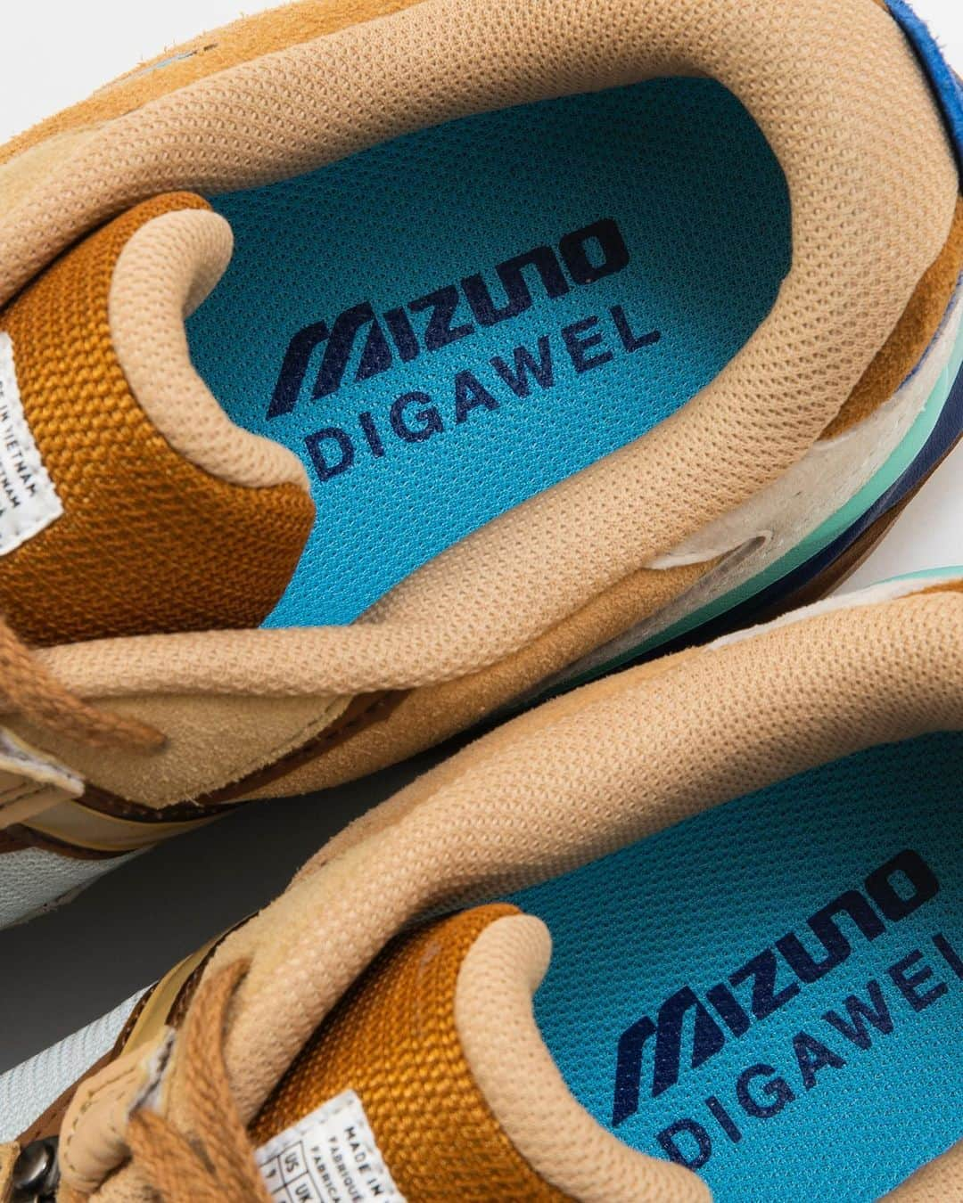 MIZUNO1906 Official Accountさんのインスタグラム写真 - (MIZUNO1906 Official AccountInstagram)「Special products MIZUNO×DIGAWEL WAVE RIDER β DIGAWEL ⁡ Release Date: Saturday, 22th  2023 April ⁡ Exclusively Available at: @beams_japan , @doverstreetmarketginza ,  @uniontokyo , @unionosaka_styles  @mizuno_osaka.jp , @mizunotokyo.jp ,  #ミズノショップ京都新京極 ,  @mizuno_official_shop  #union #DIGAWEL #Mizuno #ミズノ #美津濃 #MizunoSportstyle @mizuno_sportstyle_jp  @digawel_official  ※ミズノでのお取扱はスニーカーのみとなります。 ※アパレルのお取扱はUNIONのみとなります。 ※サイズは店舗によって異なる場合があります。」4月21日 9時31分 - mizuno_sportstyle_jp