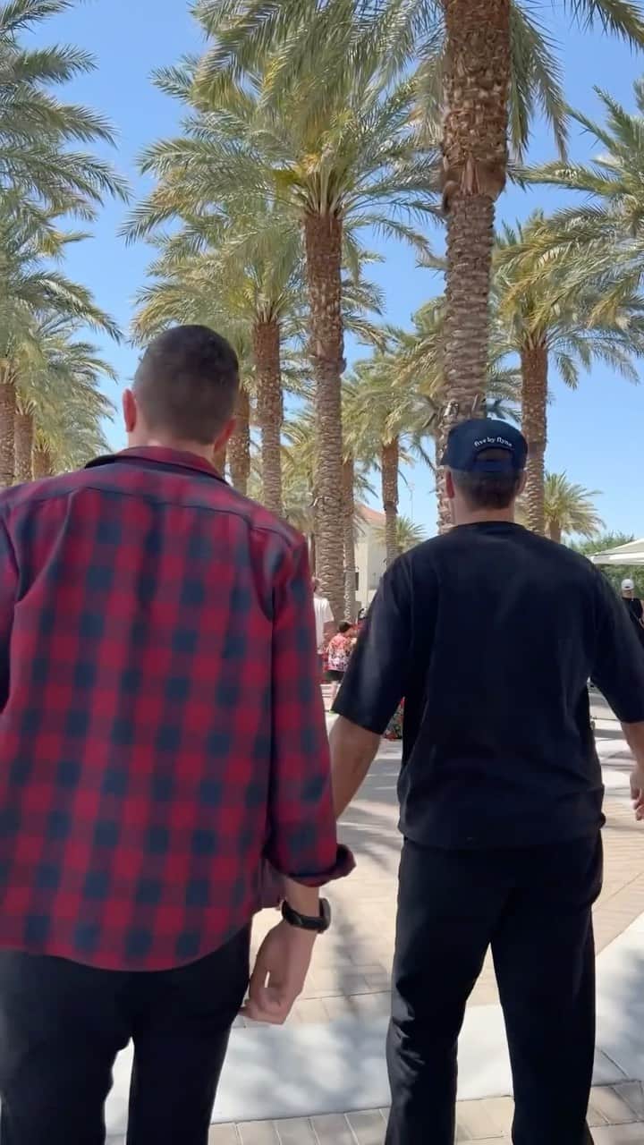 のインスタグラム：「A Flight Facilities POV of the madness that was Coachella.   Hugo forgot his USB, James Blake was tall and we peed next to the wrong car…」