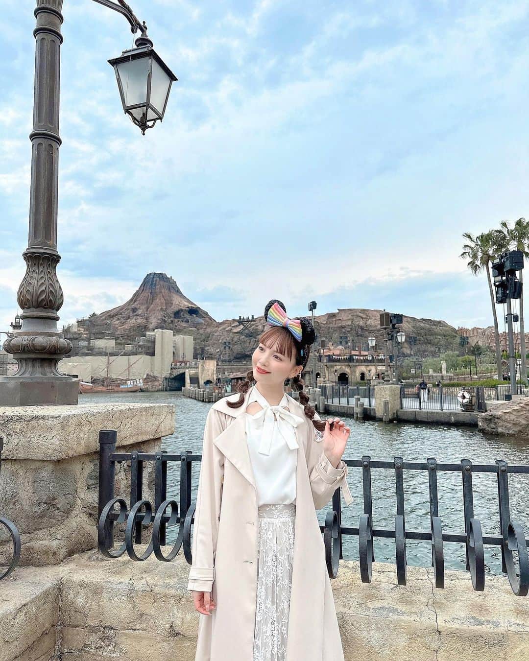 山根千佳のインスタグラム：「. . ディズニーロケの衣装🧸🌷 夢の国にぴったりな春らしい衣装でした！ ミニーちゃんのカチューシャもぴったり🏰  @sachiemon ちゃんいつもありがとう♡♡  明日はTSK18:00〜「SOUP」 ロバート馬場さんとMC頑張ります🕊️ . . #ディズニーランド #ディズニー  #ディズニー写真部 #ディズニーリゾート  #ディズニーグッズ  #ディズニーコーデ  #ディズニー風景 #ディズニーカチューシャ  #東京ディズニーランド #ディズニー写真  #ミニーマウス #ミニー #ミニーコーデ  #ディズニーシー #トレンチコート #disney #disneyland #disneygram  #emiriawiz #エミリアウィズ #ete  #スニーカーコーデ #スニーカー女子」