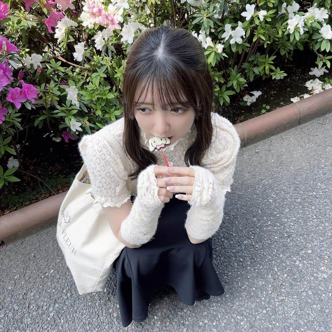 薮田こももさんのインスタグラム写真 - (薮田こももInstagram)「シナモンと赤すき！♡♡おともだちがくれたの〜🎀🪽」4月21日 20時23分 - yuri_selfish
