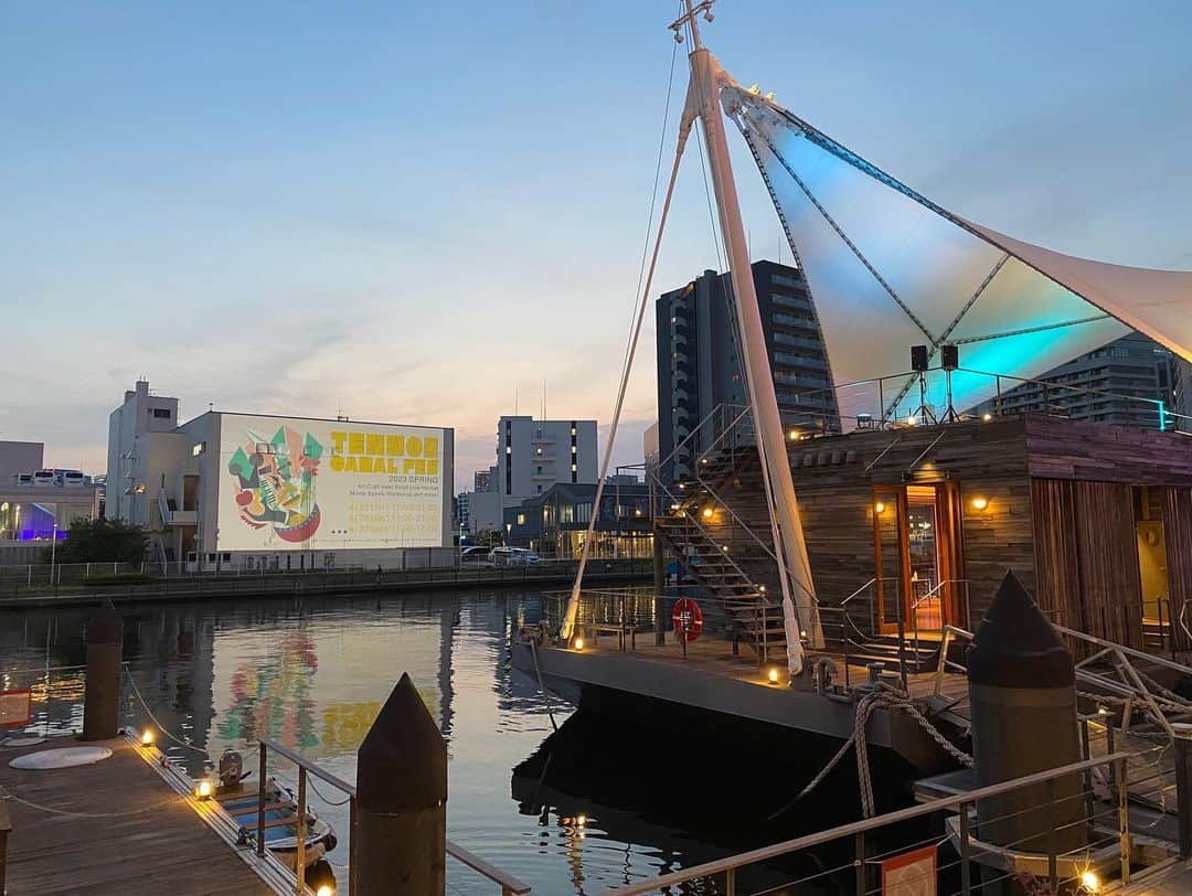 Warehouse TERRADA 寺田倉庫のインスタグラム：「水辺で春を楽しむフェス  東京・天王洲では「TENNOZ CANAL FES 2023 -SPLING-」が開催中です。  様々なジャンルのお食事を楽しめるフードトラックや、天王洲運河に浮かぶT-LOTUS Mをステージにお届けする船上ライブ、水辺のよるの映画祭など、天王洲を満喫するコンテンツが盛り沢山。 お子さまと楽しめる折り紙ヒコーキのワークショップや、eスポーツなども開催予定です。  キャナルフェスについての詳細はこちらから @tennoz_canal https://tennozcanalfes.com/  「TENNOZ CANAL FES 2023 -SPLING-」 日時：2023年4月21日（金）17:00～21:00 　　　2023年4月22日（土）11:00～21:00 　　　2023年4月23日（日）11:00～17:00 会場：天王洲キャナルイースト / 天王洲運河 / アイルしながわ 入場料：無料  #天王洲キャナルフェス #キャナルフェス #tennozcanalfes #寺田倉庫 #warehouseterrada #天王洲アイル #天王洲 #tennoz #TLOTUSM #キャナルイースト #運河 #ボードウォーク #ボンドストリート #フェス #アート #アートシティ #キッチンカー #グルメ #マルシェ#お出かけ #お散歩 #Art #artcity #canal #festival」