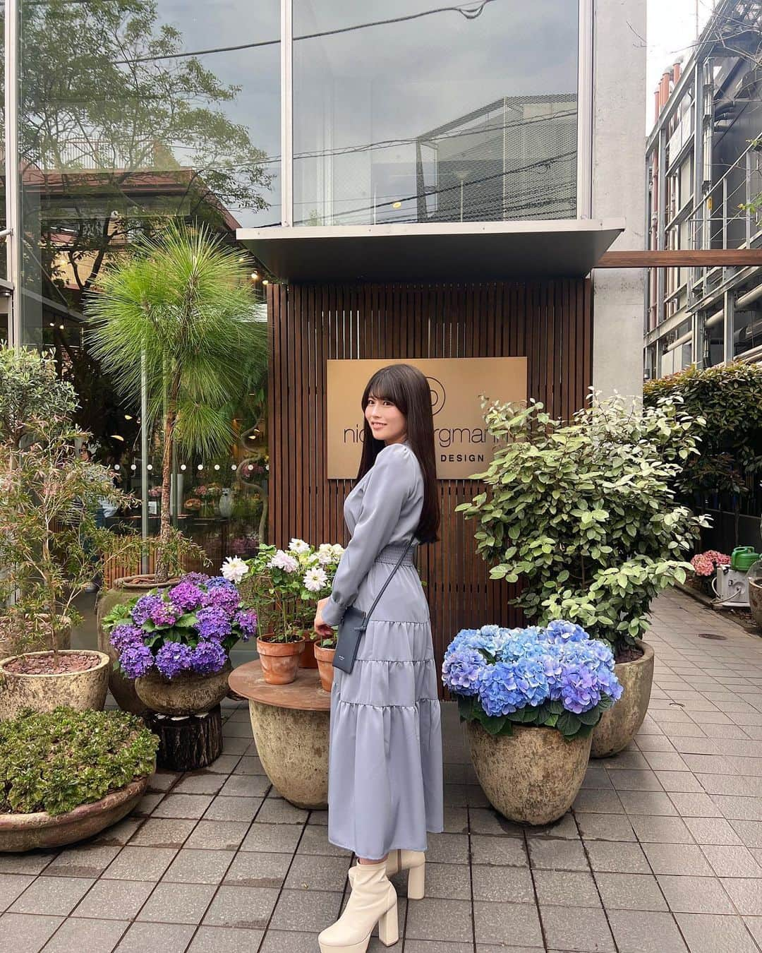 ちとせよしのさんのインスタグラム写真 - (ちとせよしのInstagram)「お気に入りのカフェ行ってきた💐 季節によって売ってあるお花と内装が変わるの~(⸝⸝⸝◜𖥦◝⸝⸝⸝) ご飯も美味しいよ☺︎︎  #表参道カフェ #南青山カフェ #ニコライバーグマンカフェ #nicolaibergmannnomu #redyazel」4月21日 20時27分 - chitose_yoshino