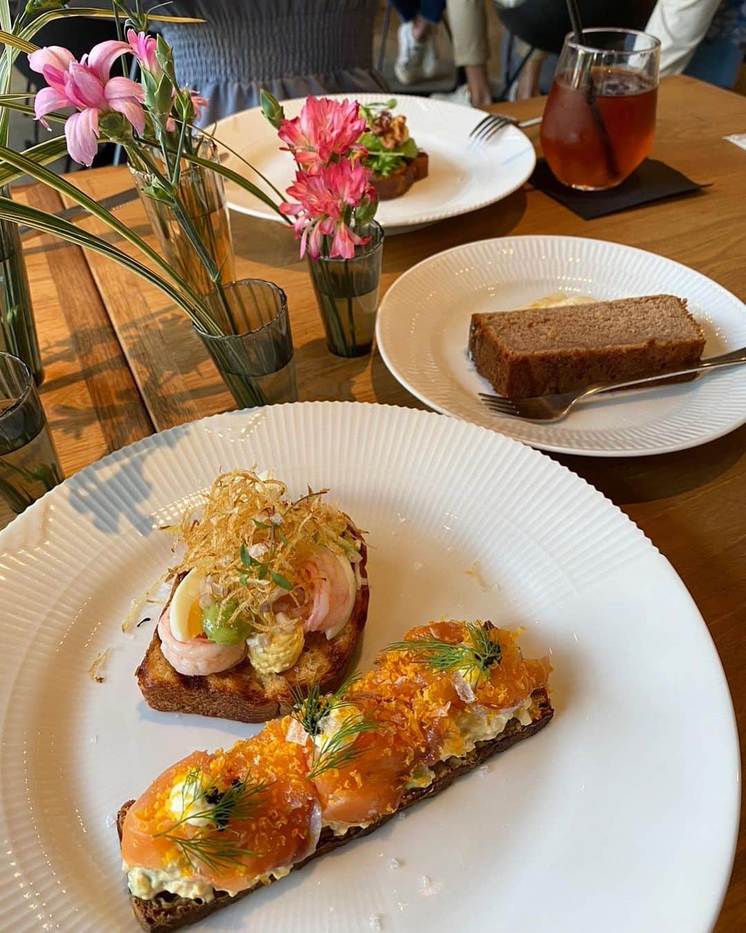 ちとせよしのさんのインスタグラム写真 - (ちとせよしのInstagram)「お気に入りのカフェ行ってきた💐 季節によって売ってあるお花と内装が変わるの~(⸝⸝⸝◜𖥦◝⸝⸝⸝) ご飯も美味しいよ☺︎︎  #表参道カフェ #南青山カフェ #ニコライバーグマンカフェ #nicolaibergmannnomu #redyazel」4月21日 20時27分 - chitose_yoshino