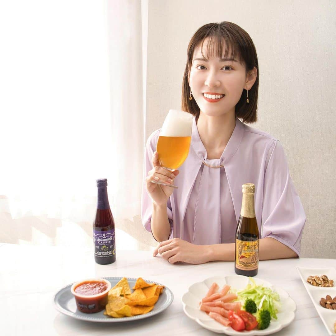 高橋晴香さんのインスタグラム写真 - (高橋晴香Instagram)「こないだBBWのイベントで飲んだベルギービール「シメイ」と「リンデマンス」が美味しくて😋 ⁡ ⁡ お家でも早速飲んでみた🍻 ⁡ ⁡ ちなみにシメイは修道院で造られるトラピストビールで、原材料は天然地下水と天然の農作物のみで造られていて✨🇧🇪 ⁡ ⁡ リンデマンスは200年にもわたって野生酵母を用いて造られている珍しいスタイルのビール🍺 ⁡ ⁡ お気に入りはシメイ・レッドとリンデマンス ピーチ♡ ⁡ ☑︎シメイ・レッド 苦味が少なくフルーティで飲みやすい👌 ⁡ 飲み飽きない味わい☺️ ⁡ ⁡ ☑︎リンデマンス ピーチ フルーツ果汁が入ってて、こちらもフルーティな感じ🥰の甘みとランビックの酸味が絶妙なバランス🍑 ⁡ ⁡ お家で飲むのもイベントで飲んだ時と風味や香り変わらず、生ハムとナッツとトルティーヤチップスと共に楽しめたよ🥜 ⁡ ⁡ #ベルギービールウィークエンド #ベルギービール  #シメイビール  #シメイ #リンデマンス #クラフトビール #海外ビール  #世界のビール #家飲み」4月21日 20時28分 - haruka_takahashi0127