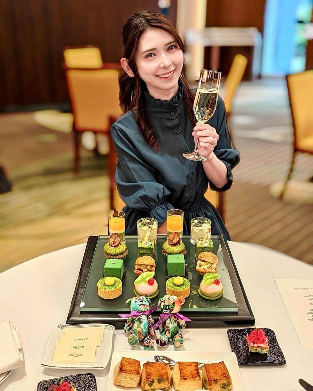 のインスタグラム：「抹茶アフタヌーンティー🫖🌿 汐留『コンラッド東京』 ⁡ 5月8日からスタート✨ 【抹茶アフタヌーンティー in Zen Garden】 一足お先に体験させていただきました🏃‍♀️ ⁡ 抹茶に国産の食材を組み合わせた マリアージュが楽しめるよ🥰 ⁡ 抹茶と三ケ日みかんのジュレや 抹茶と栗のペーストを混ぜたモンブランなど 新感覚の抹茶スイーツ☺️🍃 ⁡ セイボリーは シュー生地にクリームチーズと 抹茶パウダーを合わせたもの！ 塩味あるベーコンとに いぶりがっこの食感もいいアクセント♪ ⁡ 抹茶好き、可愛いもの好きには 幸せなアフタヌーンティー🫖🌿 ⁡ ーーーーーーーーーーーーーーーーーーーー 期間  2023年5月8日〜7月2日 時間  毎日11:00〜16:30 場所  28階バー&ラウンジ"トゥエンティテイト" 料金1名様  7,200円〜12,000円 ーーーーーーーーーーーーーーーーーーーー ⁡ アフタヌーンティー🫖 スイーツ(全5種) •抹茶と静岡県産三ケ日みかんジュレ •抹茶と熊本県産栗のモンブラン •愛知県産有機抹茶のムース •抹茶タルトと沖縄県産シークヮーサーのムース •抹茶と栃木県産とちあいかのムース ⁡ セイボリー(全 3種/ デラックスアフタヌーンティーは全4種) ・抹茶のシュー 秋田県産いぶりがっことベーコン   抹茶パン鹿児島県産新ゴボウチキンの   タルティーヌ柚子風味 ・北海道産キタアカリのビシソワーズ   抹茶のエスプーマ •コシヒカリの抹茶おこしプロシュート   紅芯大根デラックスアフタヌーンティー ⁡ レーンスコーン、抹茶と信州味噌のスコーン クロテッドクリーム、瀬戸内レモンジャム お飲み物 約20種のドリンクセレクションからお好きなものをお好きなだけ。 ーーーーーーーーーーーーーーーーーーーー 読んでくださってありがとうございます💓 🔖@tabe_megumi 東京・福岡を中心に 美味しいお店を紹介してます☺️ チェックしてみてね✨ ーーーーーーーーーーーーーーーーーーーー #抹茶アフタヌーンティー #ヌン活 #コンラッド東京 #スイーツ #抹茶スイーツ #アフタヌーンティー #汐留グルメ #新橋グルメ #めぐログ_汐留 #めぐログ_スイーツ #conradtokyo #afternoontea #greentea」