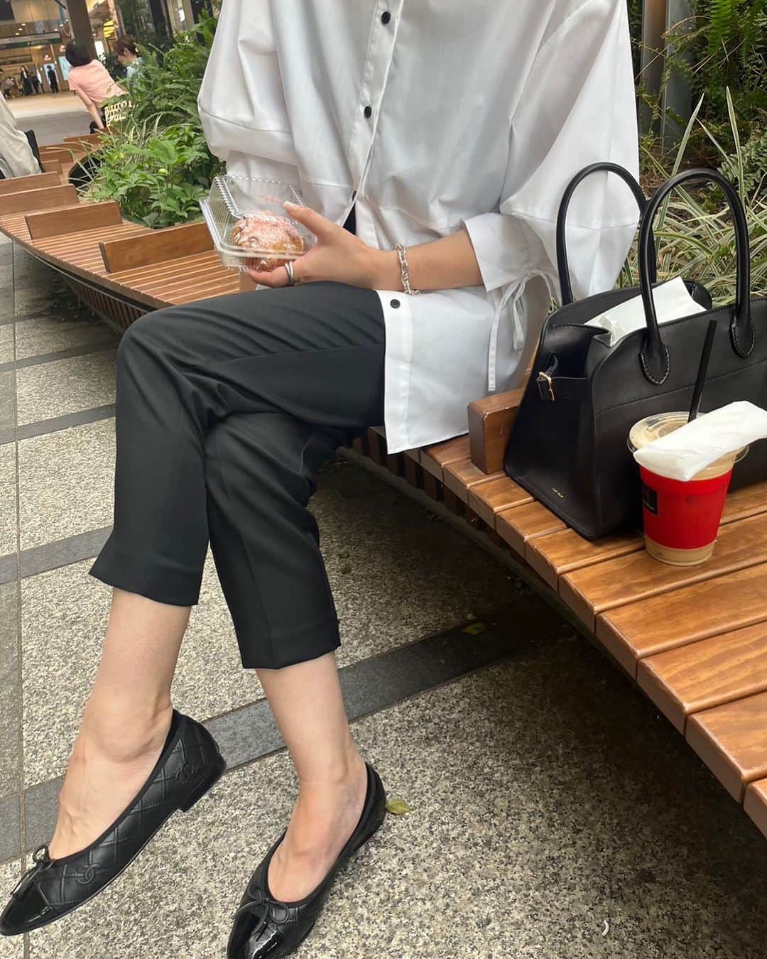 aki_closetのインスタグラム：「. @midwest_aki_ ちゃんと☕️🥐 カフェの席が外人さんで埋まっていてお外でモーニング  これも今の季節だと気持ちいい🌿  @gypsohila.jpn のスラッシュブラウス発おろし♡  わかりにくいけどシルエットもボタンの黒の感じも袖のリボンも❤️ 全部お気に入り  #gypsophila  #machatt #chanel #therow」