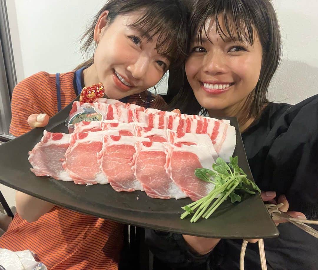 クロさんのインスタグラム写真 - (クロInstagram)「怒涛の旅行weekを終え、大学友人に「ふじみさん」というあだ名つけられてましたが、なんだかんだのさすがに疲れひきずってます笑 さて沖縄の2泊3日の旅はほんと、やっぱり最高でありました〜🐚 季節も最高なタイミングで… 暑くもなく、寒くもない最高気温！！ 久しぶりの沖縄に桃とタロと一緒にいけて、いつの間にタロが成長していて、さっちゃんとも仲良く手を繋いだりきていて感慨深かった… 沖縄では美味しいご飯をたくさん食べたり、イルカと写真を撮ったり、綺麗な海で遊んだり、水族館でエサをあげたり、街並みを楽しんだり、夕日を見たり…かなり充実した2泊3日でした〜🌴🌴🌴  帰ってきてからのお土産も、沖縄マイスターしゅうたオススメの、お土産たちに大満足！！ 「美ら海セット」は唯一もずくと、海ぶどうがセットになったお土産。 「生沖縄そば」は美味しすぎて家族にも大好評〜 「チョコチップちんすこう」はちんすこうあんまりな私たち親子も超美味しくてたくさん食べました〜 帰ってきてからも沖縄祭りを存分に楽しめました〜　 またすぐ沖縄へいきたいな〜 今年はさらにあちこち旅行して、さっちゃんといろんな経験ができたらいいな〜👩🏽🤎👧🏽  #沖縄旅 #ちびクロdiary #ふじみさん #桃クロ #アグー豚のしゃぶしゃぶ #砂浜 #シマクルー #美ら海セット #生沖縄そば #チョコチップちんすこう #ちゅらコレ #sponsoredbyshuta」4月21日 20時29分 - kuro_risa
