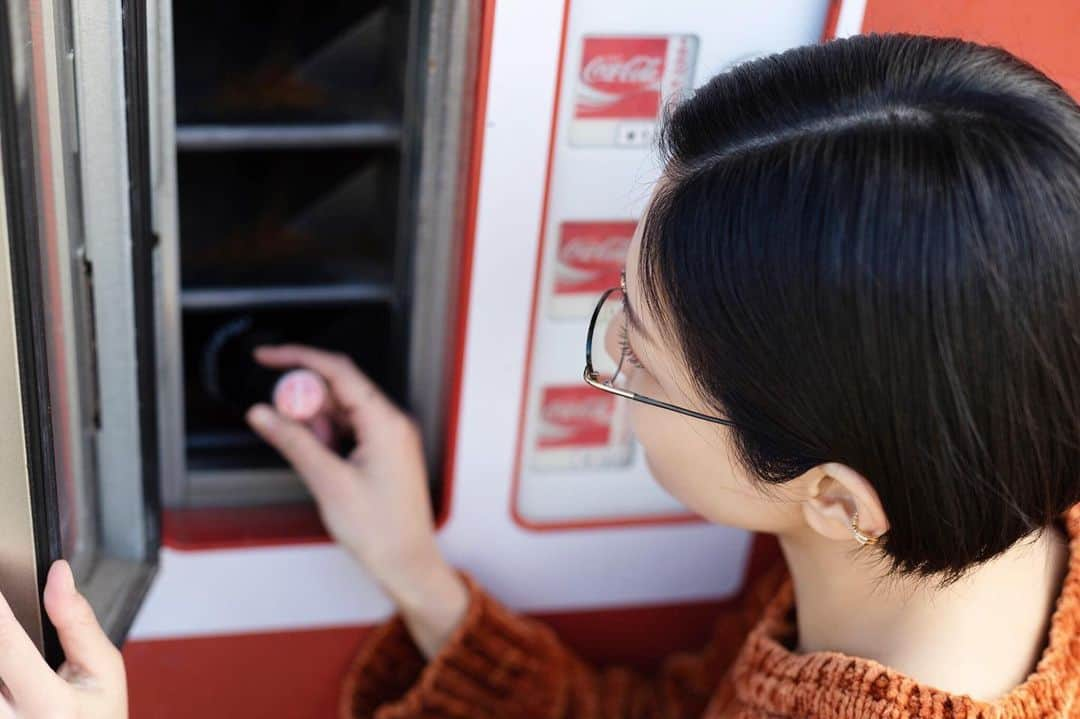 こうやもゆさんのインスタグラム写真 - (こうやもゆInstagram)「昭和レトロ自販機📸  豊田駅北口から徒歩7〜8分。  のどかな街中にありました😌💓  ... ... ... ... ... ... ... ... ... ... ... ... ... ... ... ... ... 　  ＼ 励みになります！ ／  【 ♡・コメント・保存・フォロー 】 　  ... ... ... ... ... ... ... ... ... ... ... ... ... ... ... ... ... ㅤㅤㅤㅤㅤㅤㅤㅤㅤㅤㅤㅤㅤㅤㅤㅤㅤㅤㅤㅤㅤㅤㅤㅤㅤㅤ  📸 他の投稿はこちらから → @1001moyu   🎤 音楽アカ(ライブ写真等) → @moyu_song ㅤㅤㅤㅤㅤㅤㅤㅤㅤㅤㅤㅤㅤㅤㅤㅤㅤㅤㅤㅤㅤㅤㅤㅤㅤㅤ  ... ... ... ... ... ... ... ... ... ... ... ... ... ... ... ... ... 　 　  📸撮影 @radish0728   #ポートレート #ポートレート撮影 #ポートレートモデル #ポートレート写真 #ポートレートモデルやります #ポートレート被写体 #フリーモデル #フリーモデル東京 #フリーモデルしてます #撮影モデル #撮影会モデル #撮影会モデルしてます #撮影会📸 #東京モデル #撮影会カメラマン募集 #カメラマン募集 #カメラマンさん募集 #カメラマン募集中 #カメラマンさん募集中 #カメラマン様募集 #メガネ #メガネ女子 #メガネコーデ #メガネフェチ #メガネ好き #メガネっ娘 #メガネっ子 #メガネ👓 #メガネ女 #メガネモデル」4月21日 20時30分 - 1001moyu