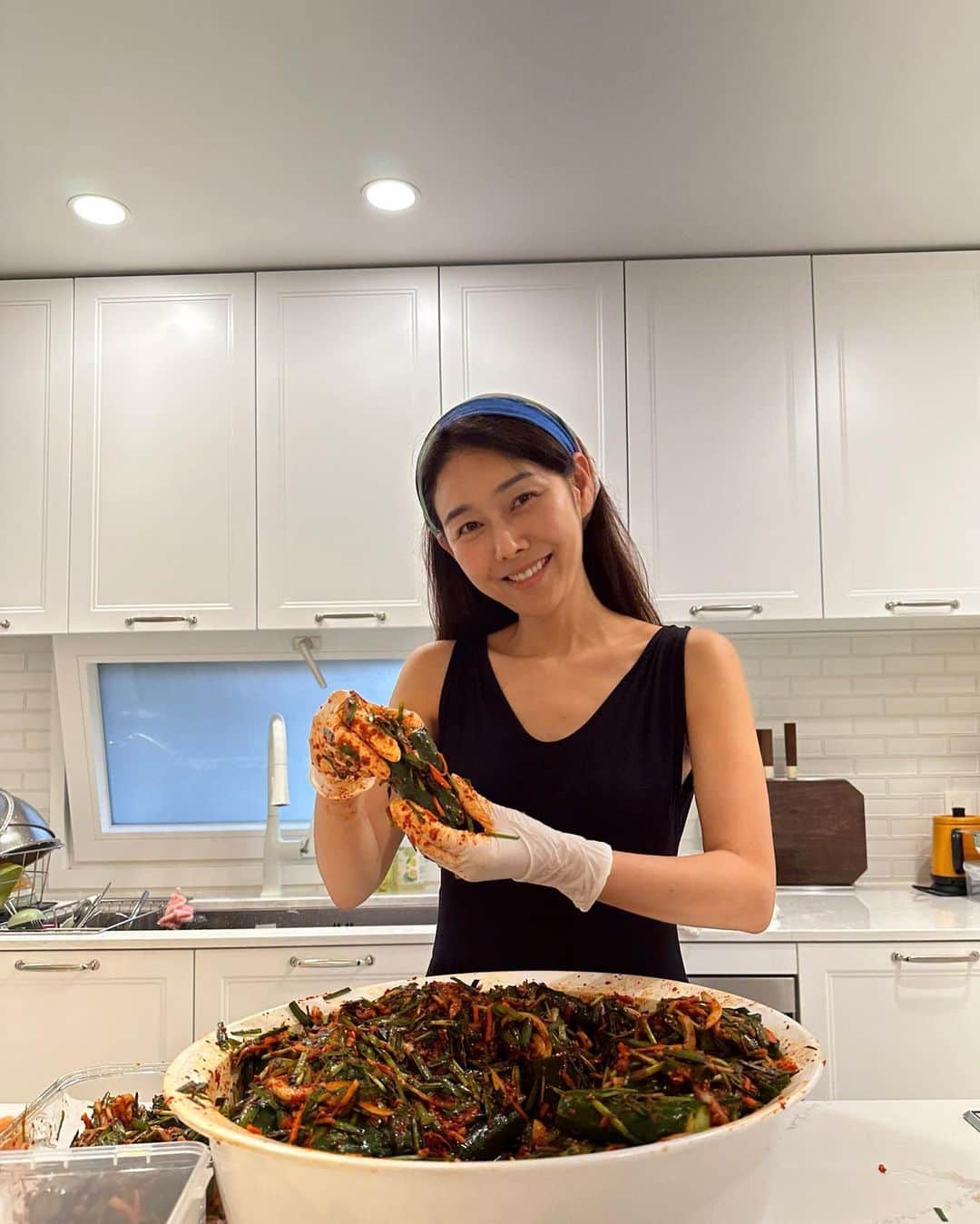 パク・タミのインスタグラム：「- 제 인스타그램에 고정되어있는 피드 보신적 있죠? 여드름으로 고생했던 고등학생 친구가 시카 라인 쓰고, 너무 좋아져 전후 사진 어머님께서 보내주셨던.  ‘대표님, 대표님 앞으로 택배가 왔어요~ 그런데, 좀 무거워요. 농산물 같아요.' '뭘까......?'  받아서 보니.. 오이!! 세상에.. 물도 많고, 달고, 너무 싱싱한거예요. 그게 한상자!  아이가 시카쓰고 너무 좋아져서, 마음 표현하고 싶으셨다고. 감사해요.. 너무 귀해요. 이 귀한 오이, 하나라도 버려지면 안되잖아요~~  오이가 상자면? 오이 소박이를 담가야죠~^^ 조금 일찍 퇴근해 부지런을 부려봤습니다.  오늘 밤은 라면 하나 끓여야겠어요. 오이 소박이 먹어야죠! 😂」