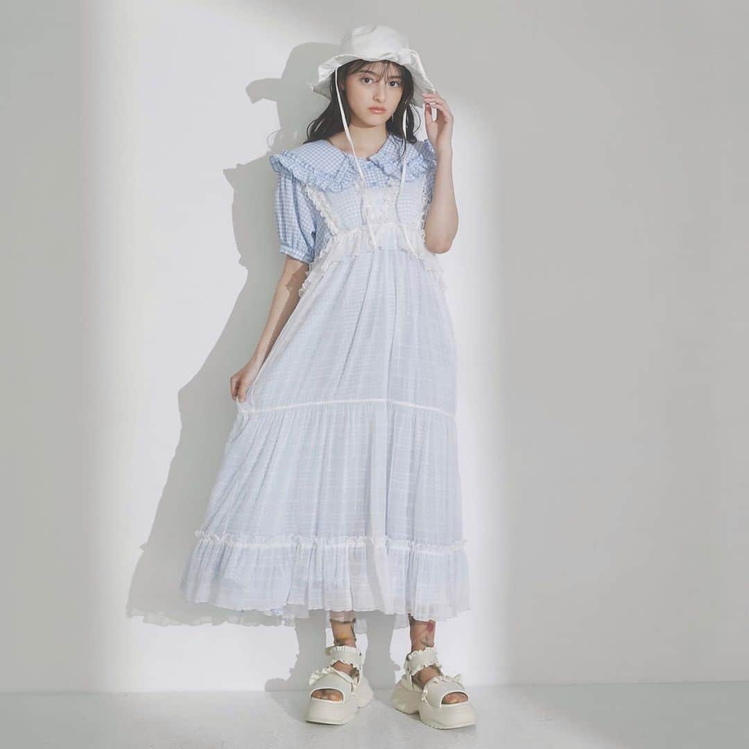 merry jennyさんのインスタグラム写真 - (merry jennyInstagram)「【pre order 10%OFF＆point up×10】 ㅤㅤㅤㅤㅤㅤㅤㅤㅤㅤㅤㅤㅤ 4/21(fri) 12:00 〜 4/25(tue) 23:59 official web store RUNWAY channel にて pre order 10%OFFを開催中‼︎ さらに！ pre order は point up×10・送料無料！  topのURLから⇨  @merryjenny_instagram  ぜひcheckして下さいね！  〇 フリルカラーギンガムワンピース col : blue / green / black  ¥13,200 (tax in)  〇チュールフリルレイヤードワンピース col : ivory / black ¥14,300 (tax in)  〇 Shih Tzu Tee col : off white / blue / charcoal ¥4,950 (tax in)  #merryjenny #メリージェニー  #2023ss #summer #reflection #ワンピースコーデ #ガーリーコーデ」4月21日 19時03分 - merryjenny_instagram