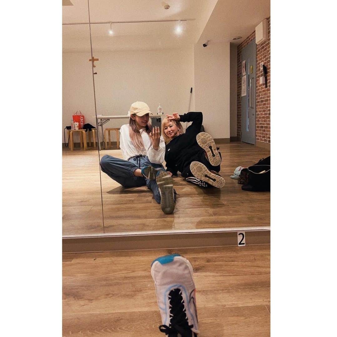 後藤真希さんのインスタグラム写真 - (後藤真希Instagram)「LIVEリハ始めました！！！  りょんりょんと一緒にやるのがすっごい久々。 お昼はスタジオ近くで牛角ランチ🐮 カルビセットにしてみた🥓！  #ライブリハ #まきふく  #リハ着 tops @sly_official  pants @diesel」4月21日 18時57分 - goto_maki923