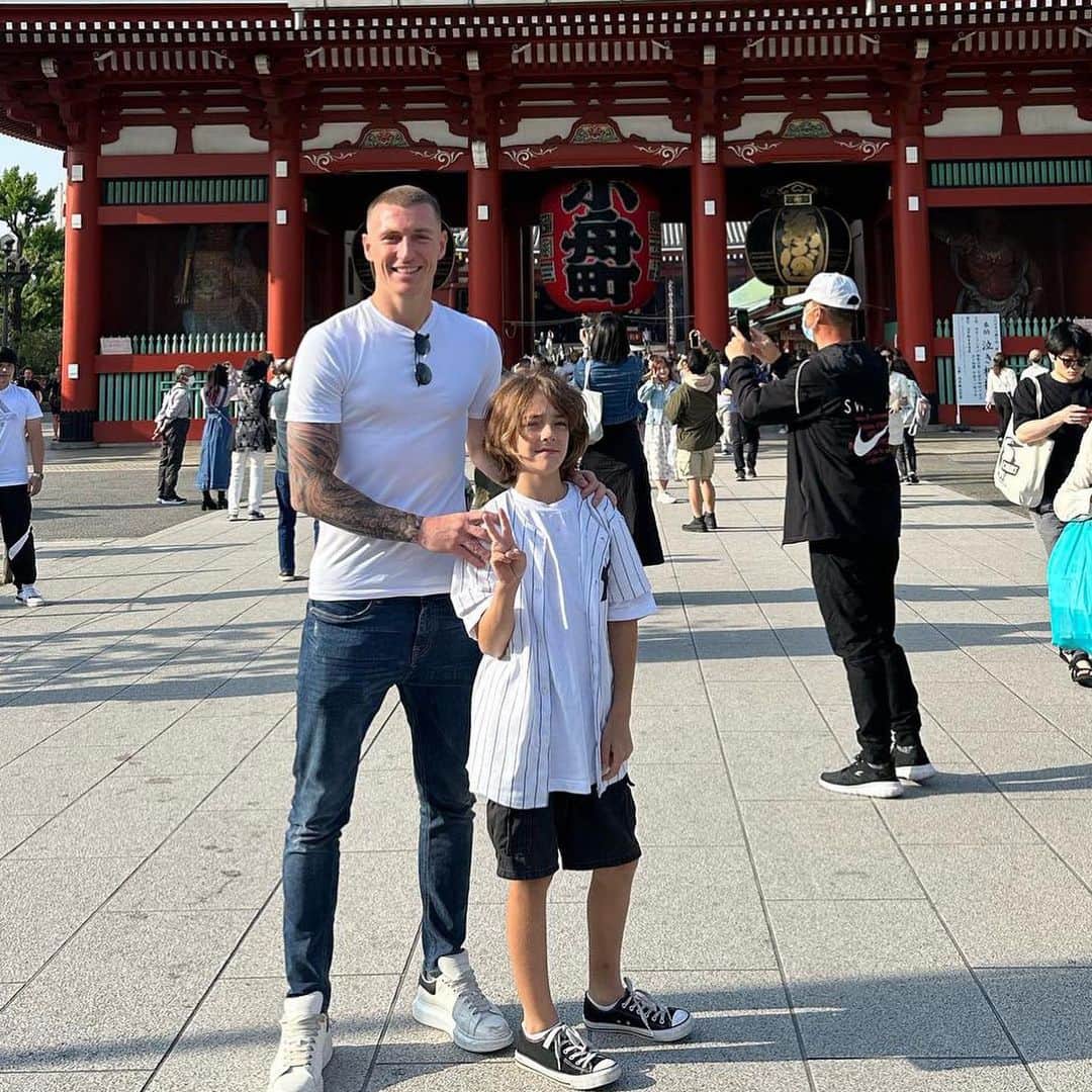 ミッチェル・デュークのインスタグラム：「Time in Tokyo with my eldest boy Bodhi 💙🇯🇵」
